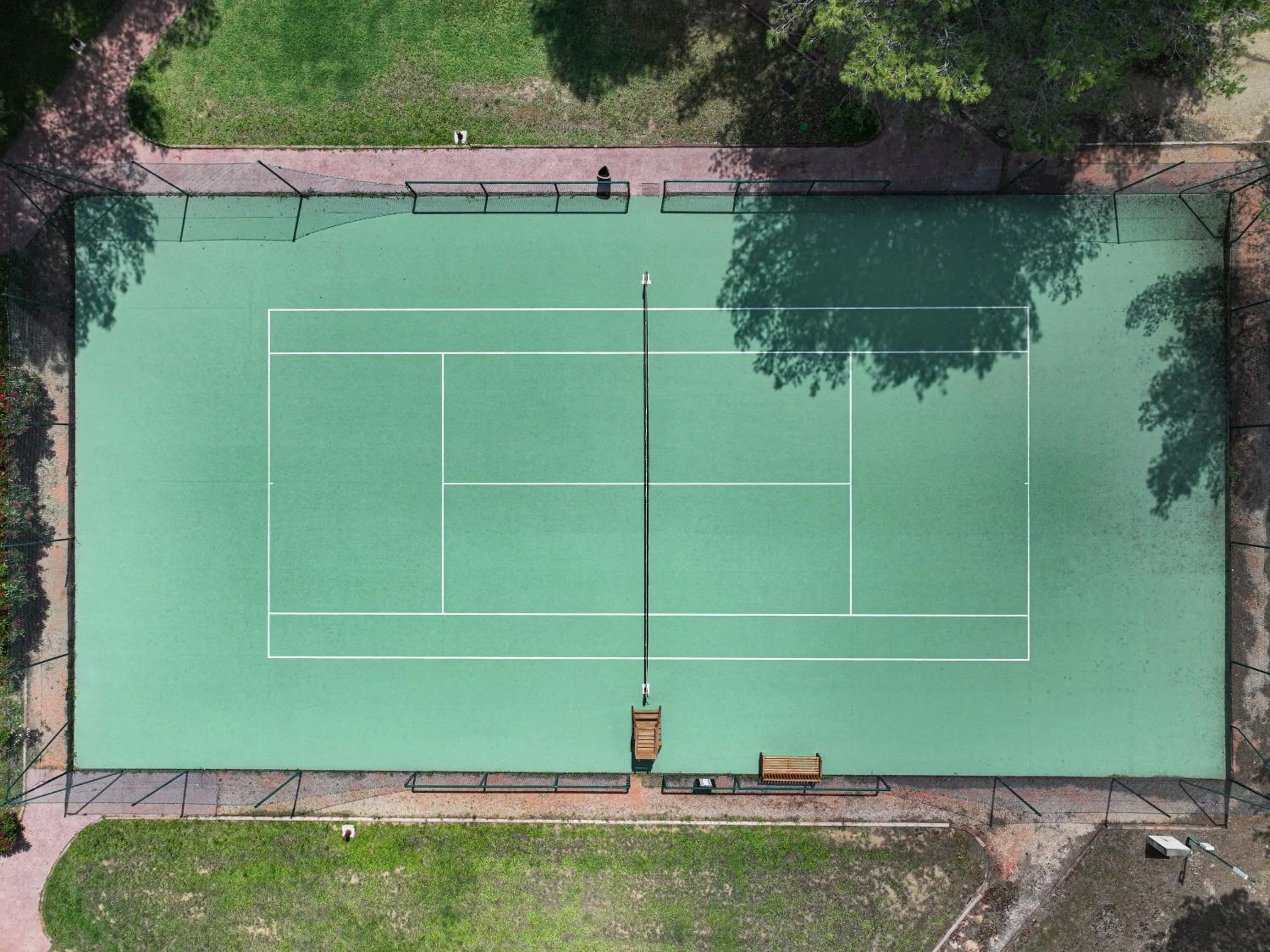 Tennis court in L'Hôtel & Spa du Castellet