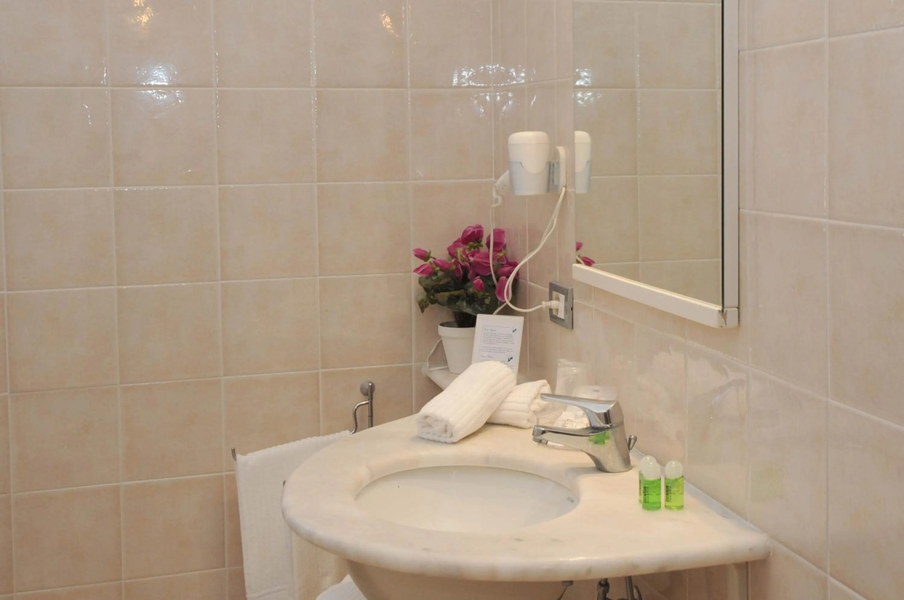 Bathroom in Hotel La Perla