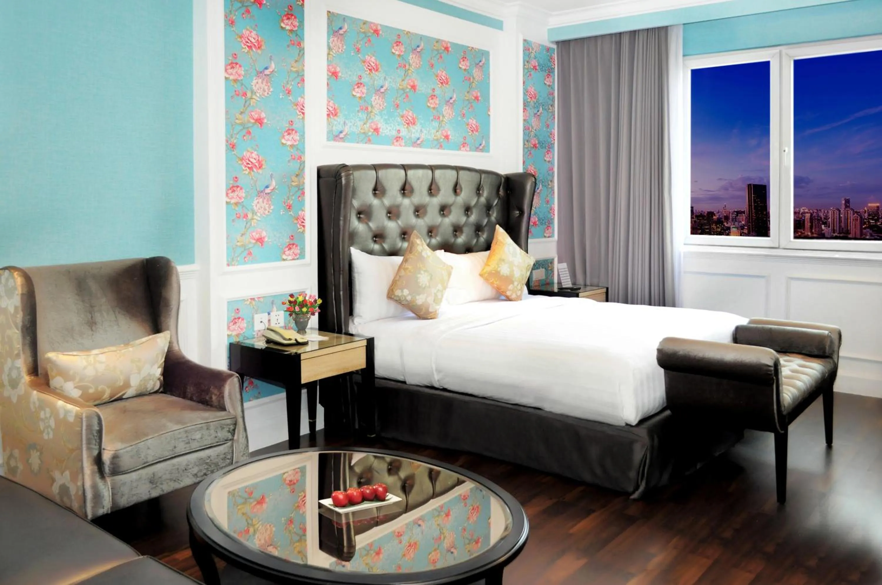 Photo of the whole room, Bed in Royal Palm Hotel & Conference Center Cengkareng