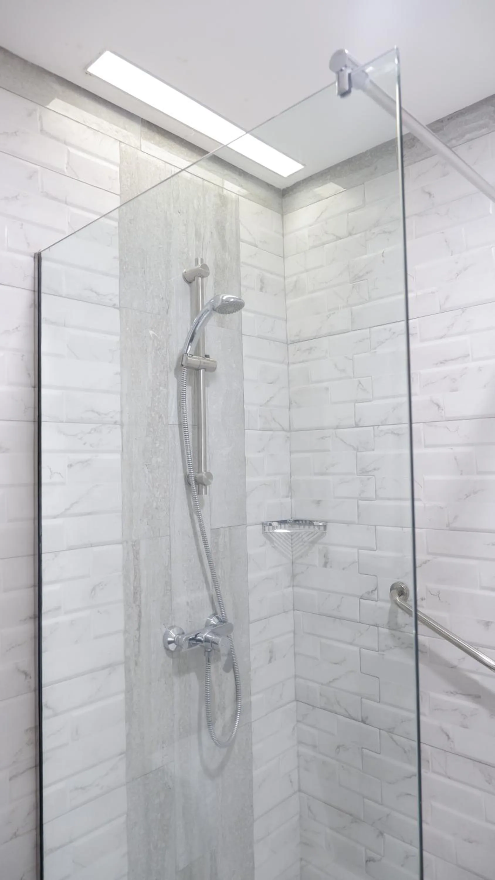 Shower in Royal Palm Hotel & Conference Center Cengkareng