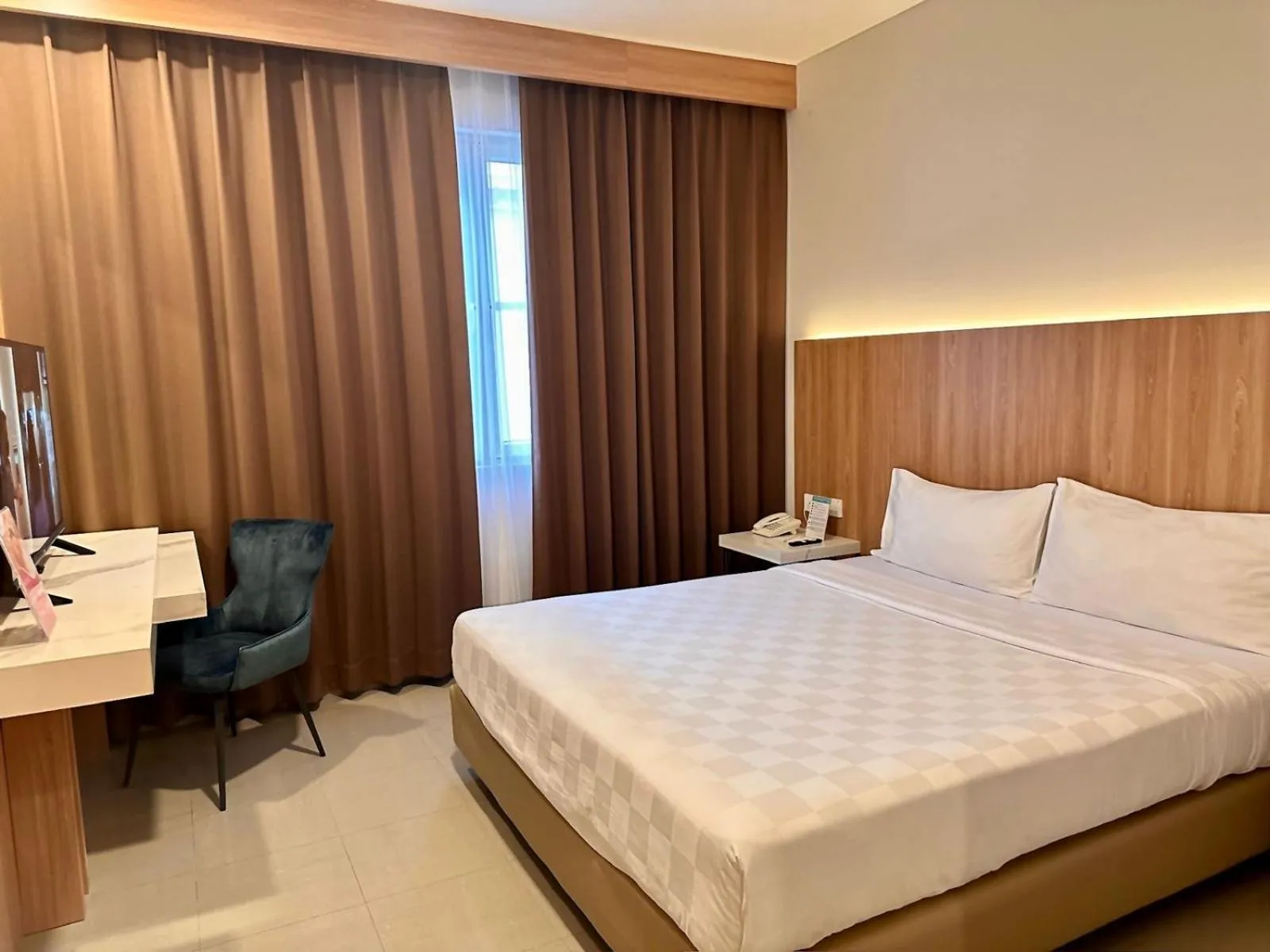 Bedroom, Bed in Royal Palm Hotel & Conference Center Cengkareng