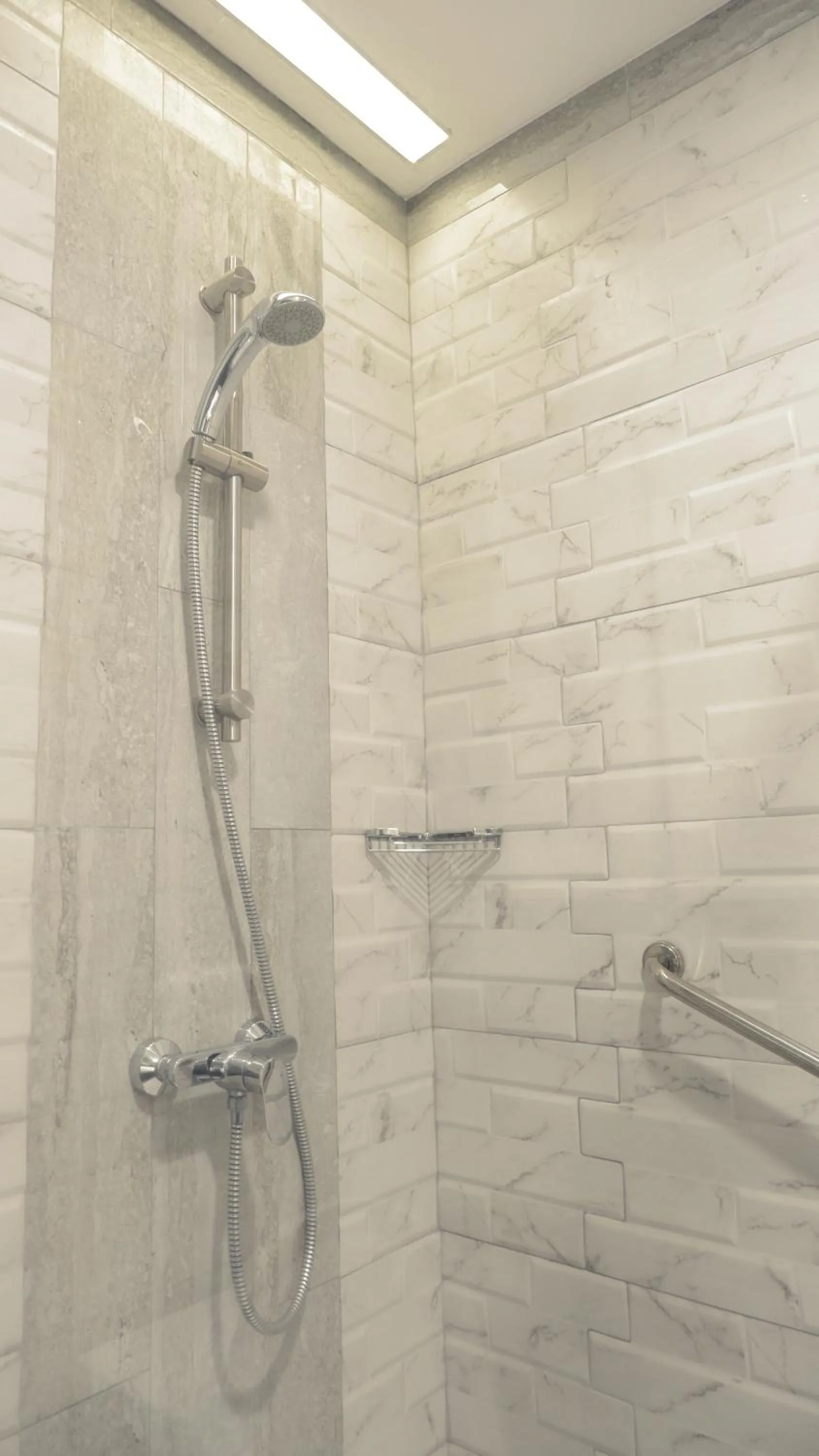 Shower in Royal Palm Hotel & Conference Center Cengkareng