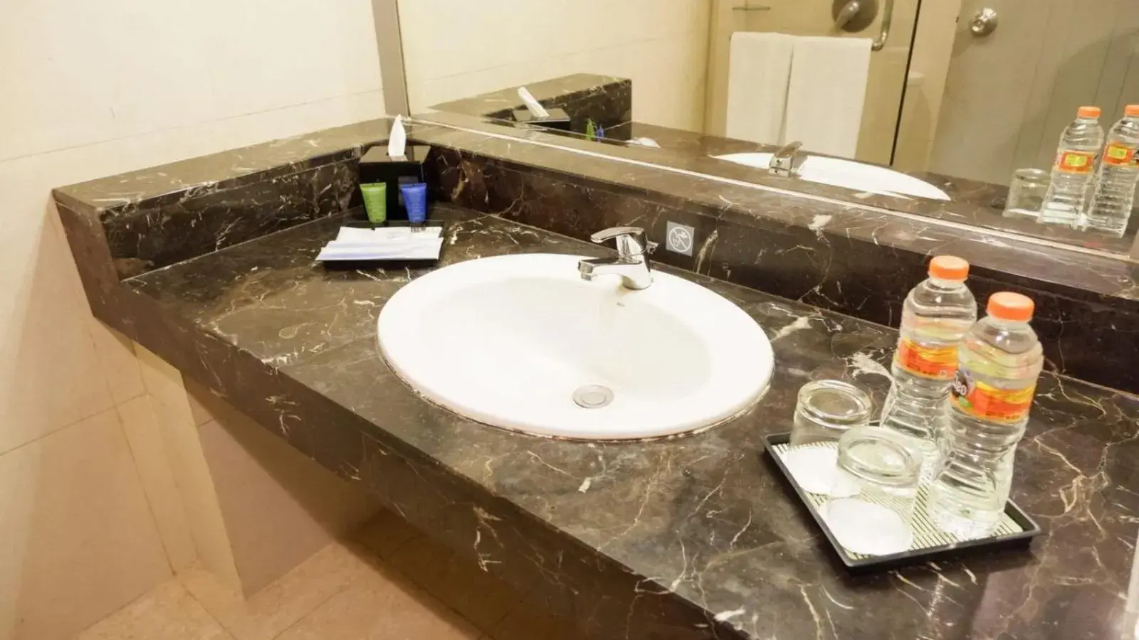 Superior Twin Room in Royal Palm Hotel & Conference Center Cengkareng Superior Twin Room in Royal Palm Hotel & Conference Center Cengkareng