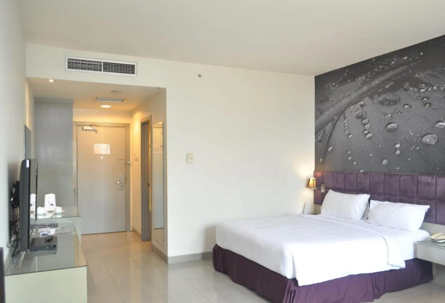 Bedroom, Bed in Royal Palm Hotel & Conference Center Cengkareng