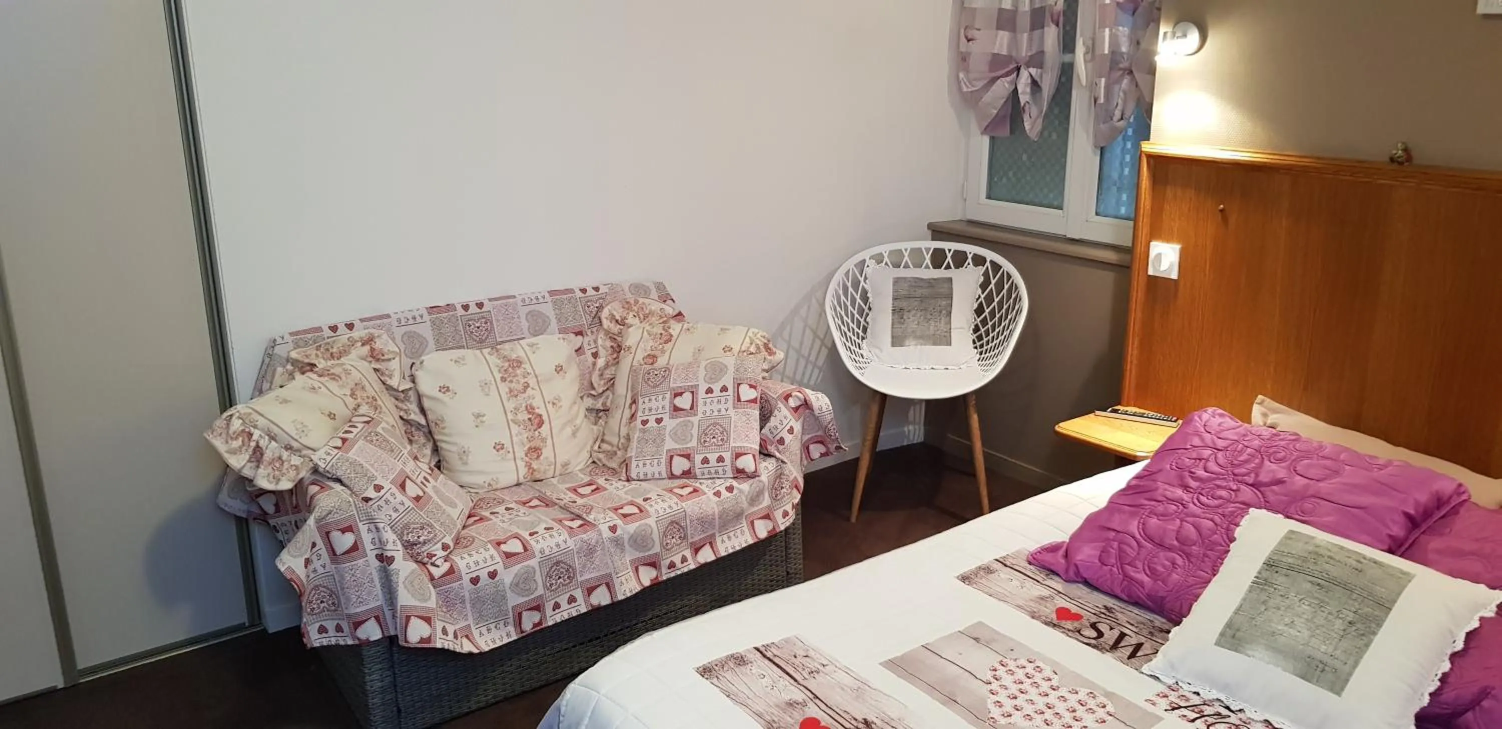 Photo of the whole room, Bed in Au Bosquet Fleuri