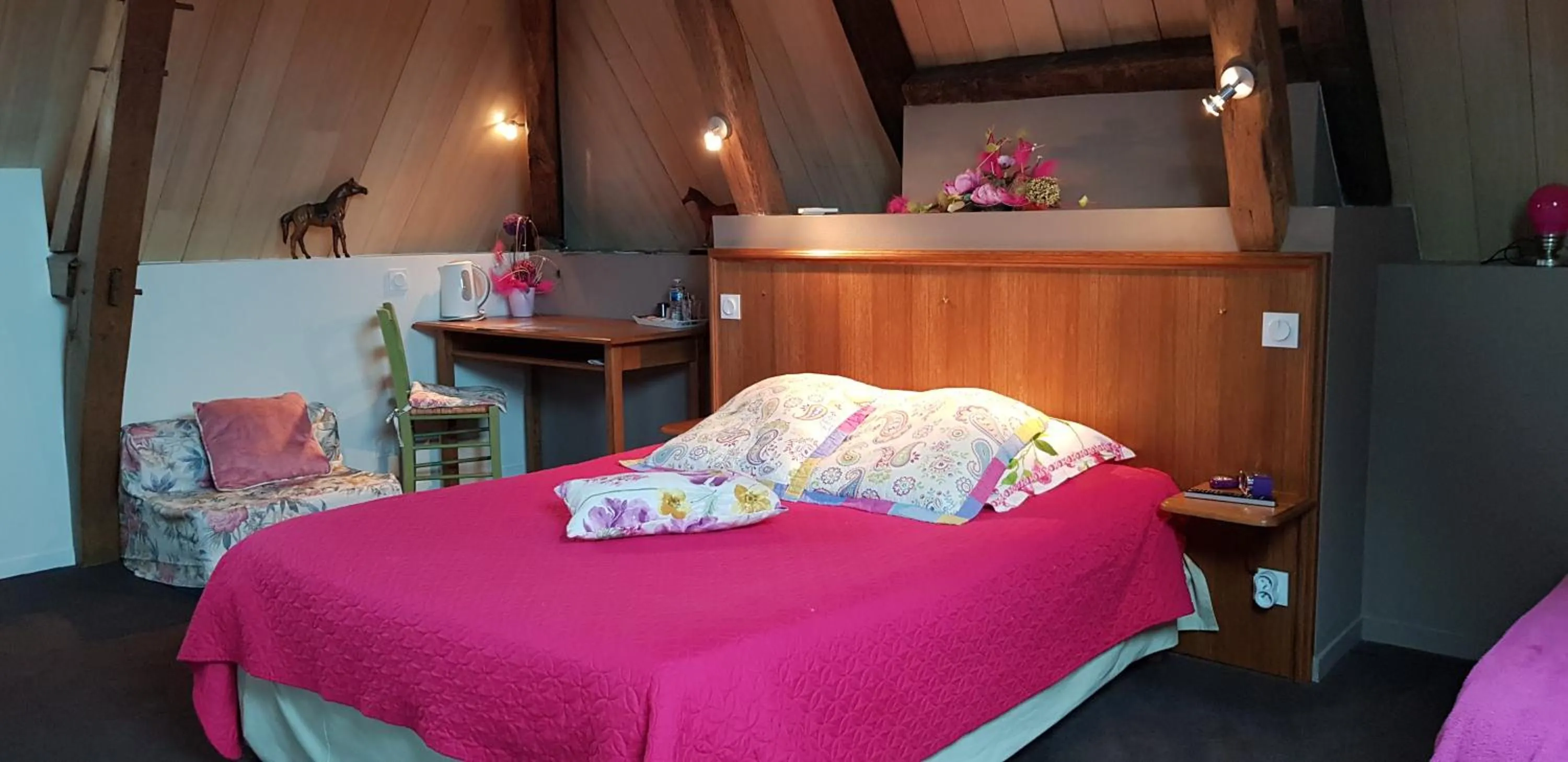 Photo of the whole room, Bed in Au Bosquet Fleuri