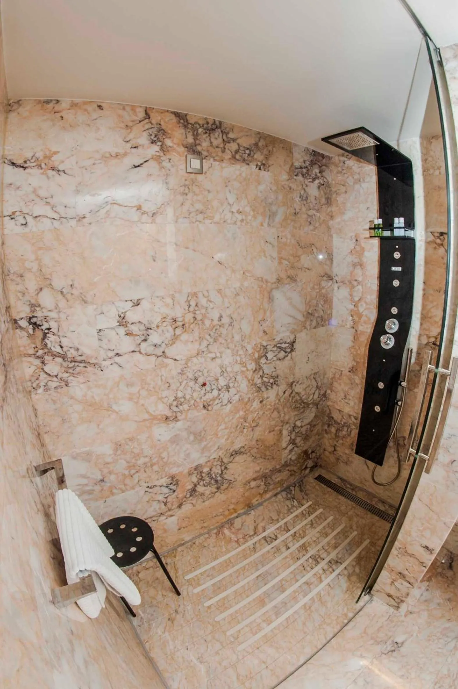 Shower in Boutique Hotel Astoria