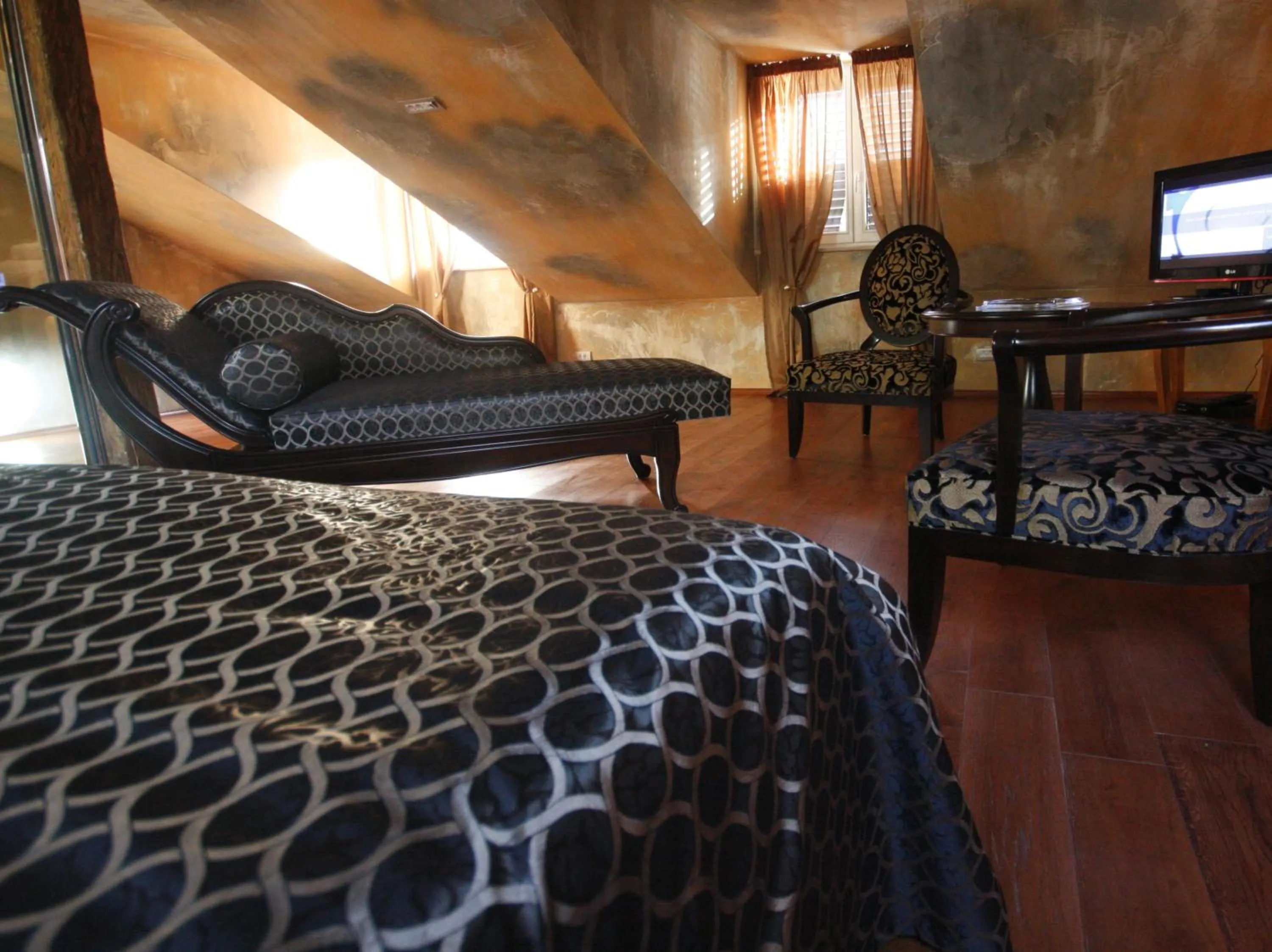 Seating area, Bed in Boutique Hotel Astoria