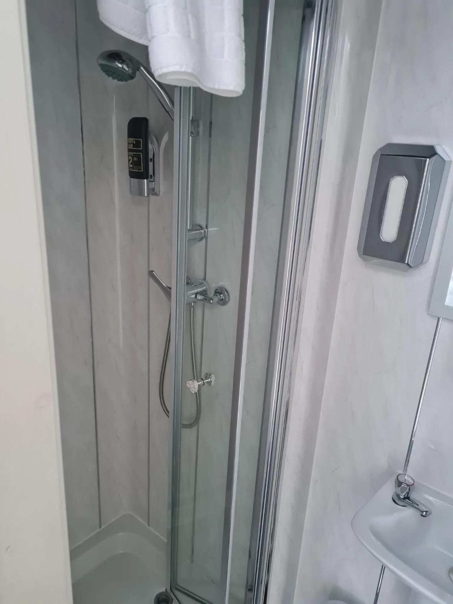 Toilet in Queens Plaza Hotel