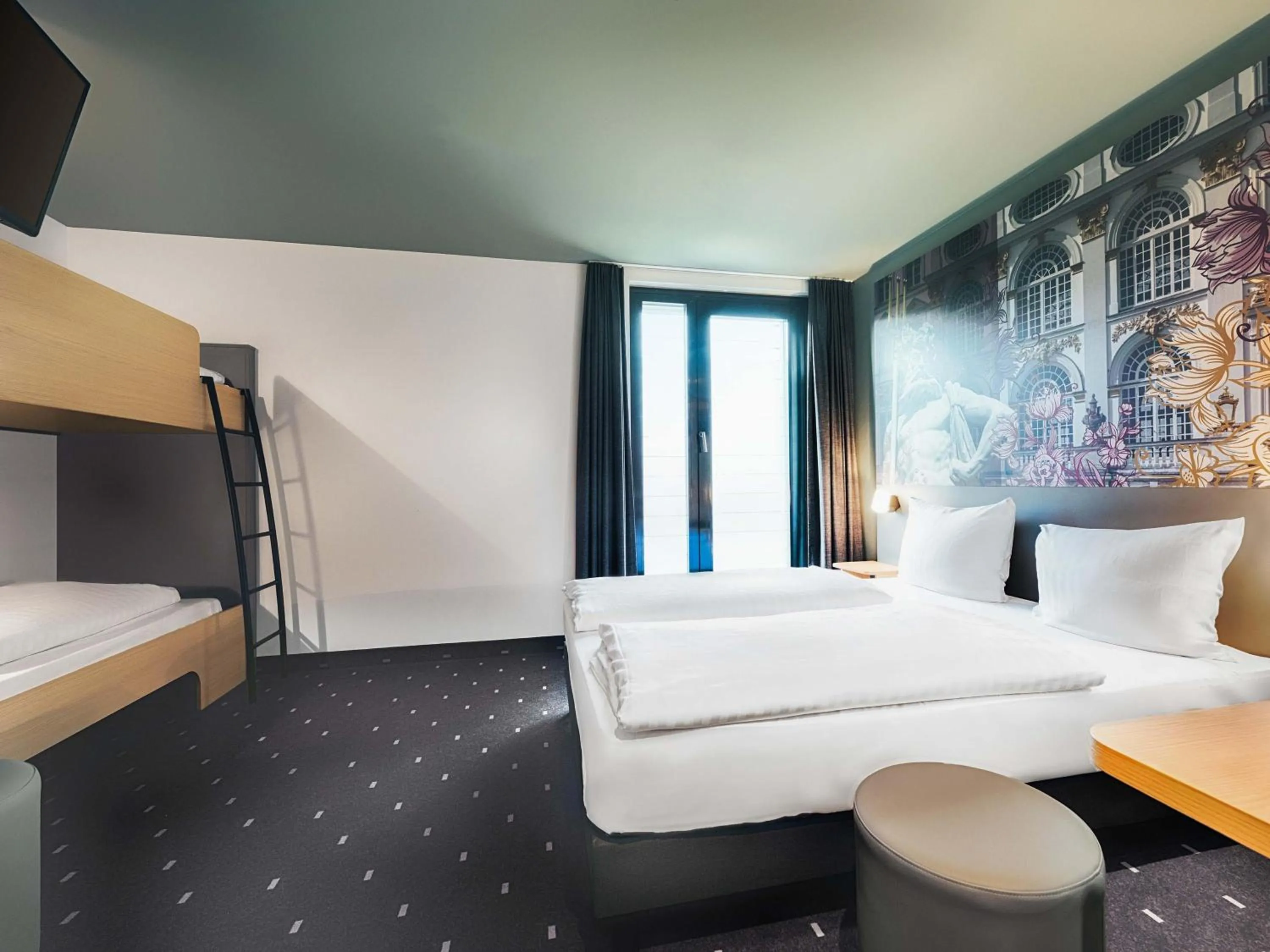 Bed in B&B Hotel München-Moosach