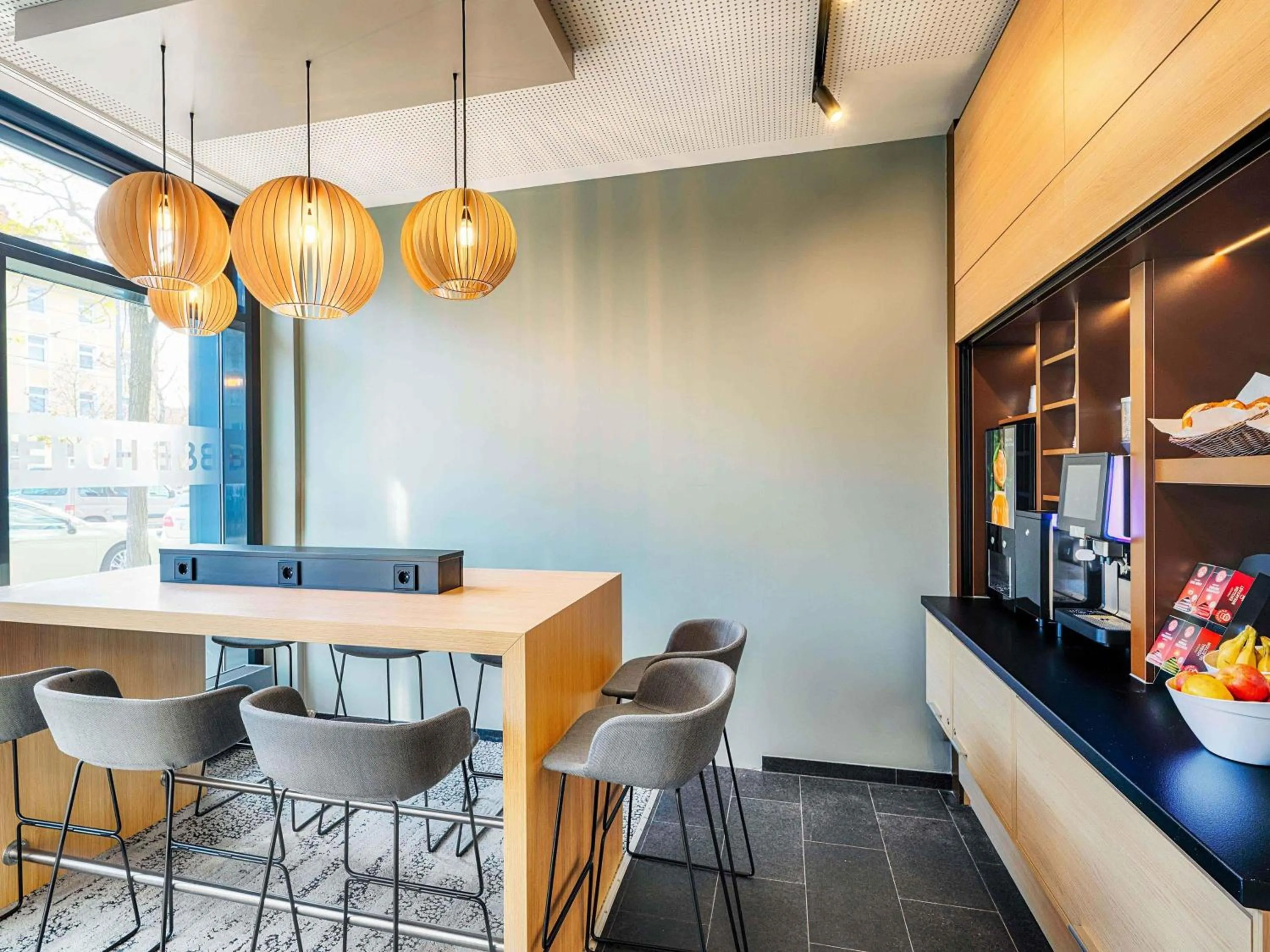 Lounge or bar in B&B Hotel München-Moosach