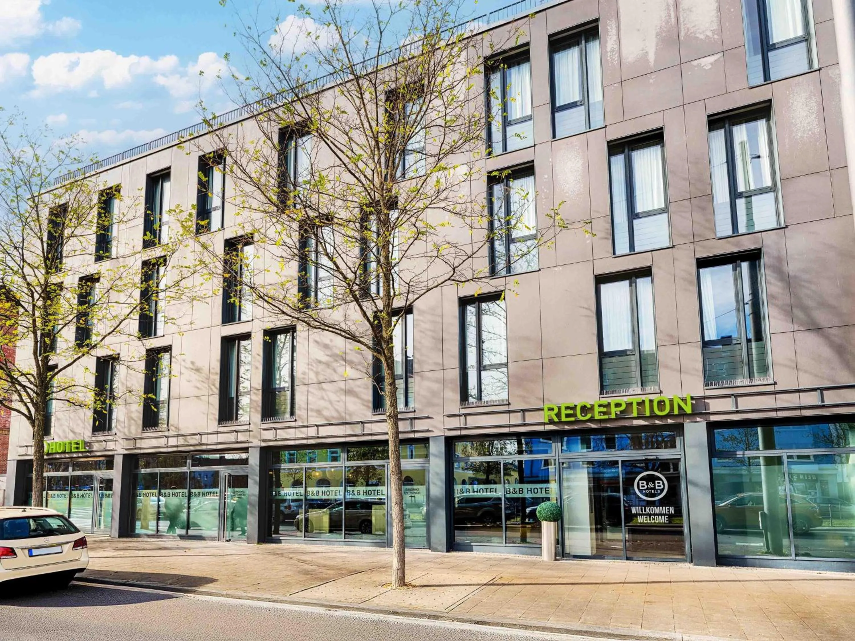 Property building in B&B Hotel München-Moosach