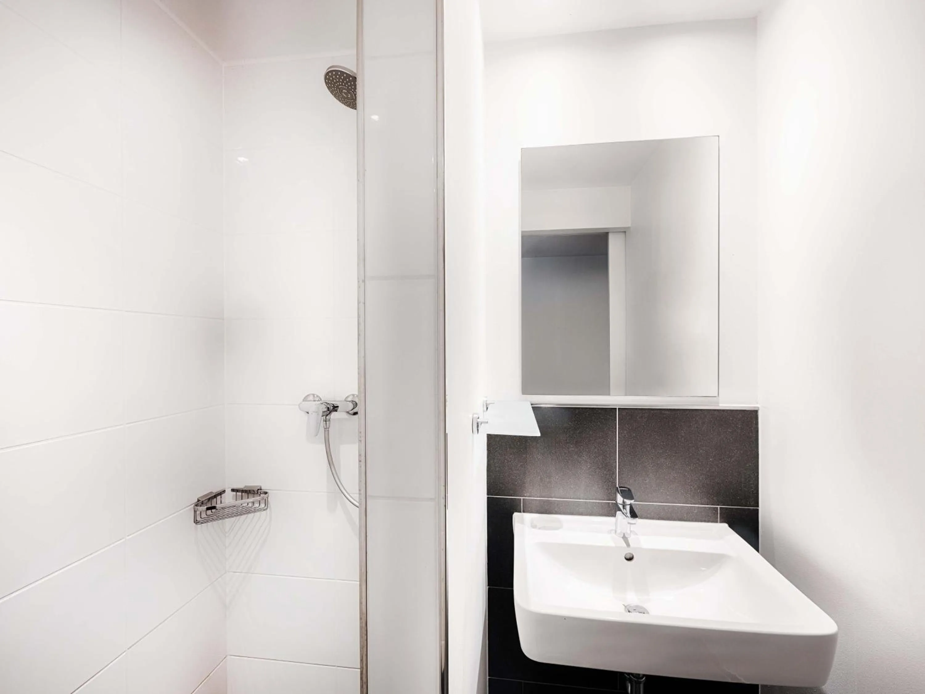 Shower in B&B Hotel München-Moosach