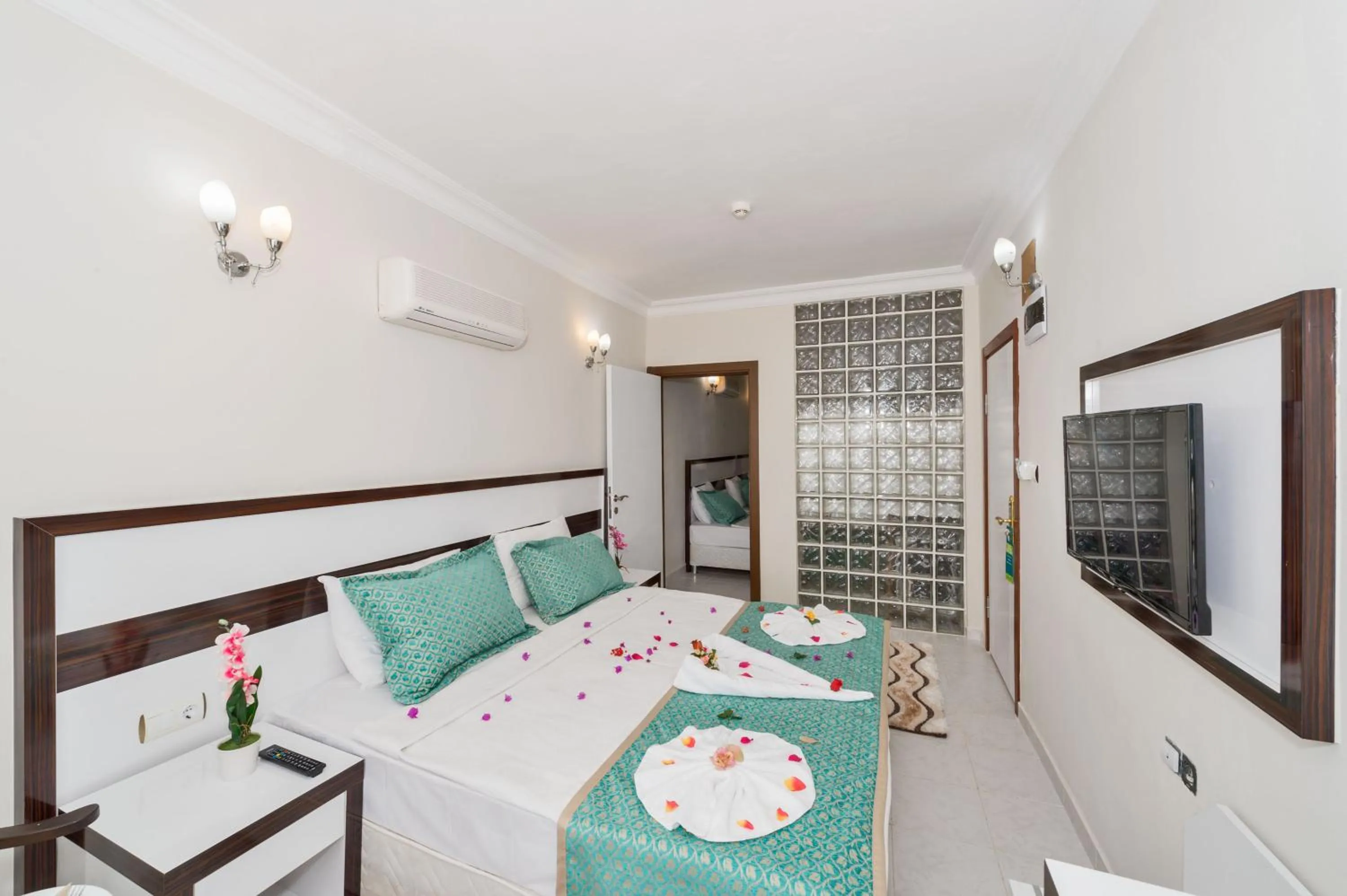 Photo of the whole room, Bed in Otel Carpe Diem Gold