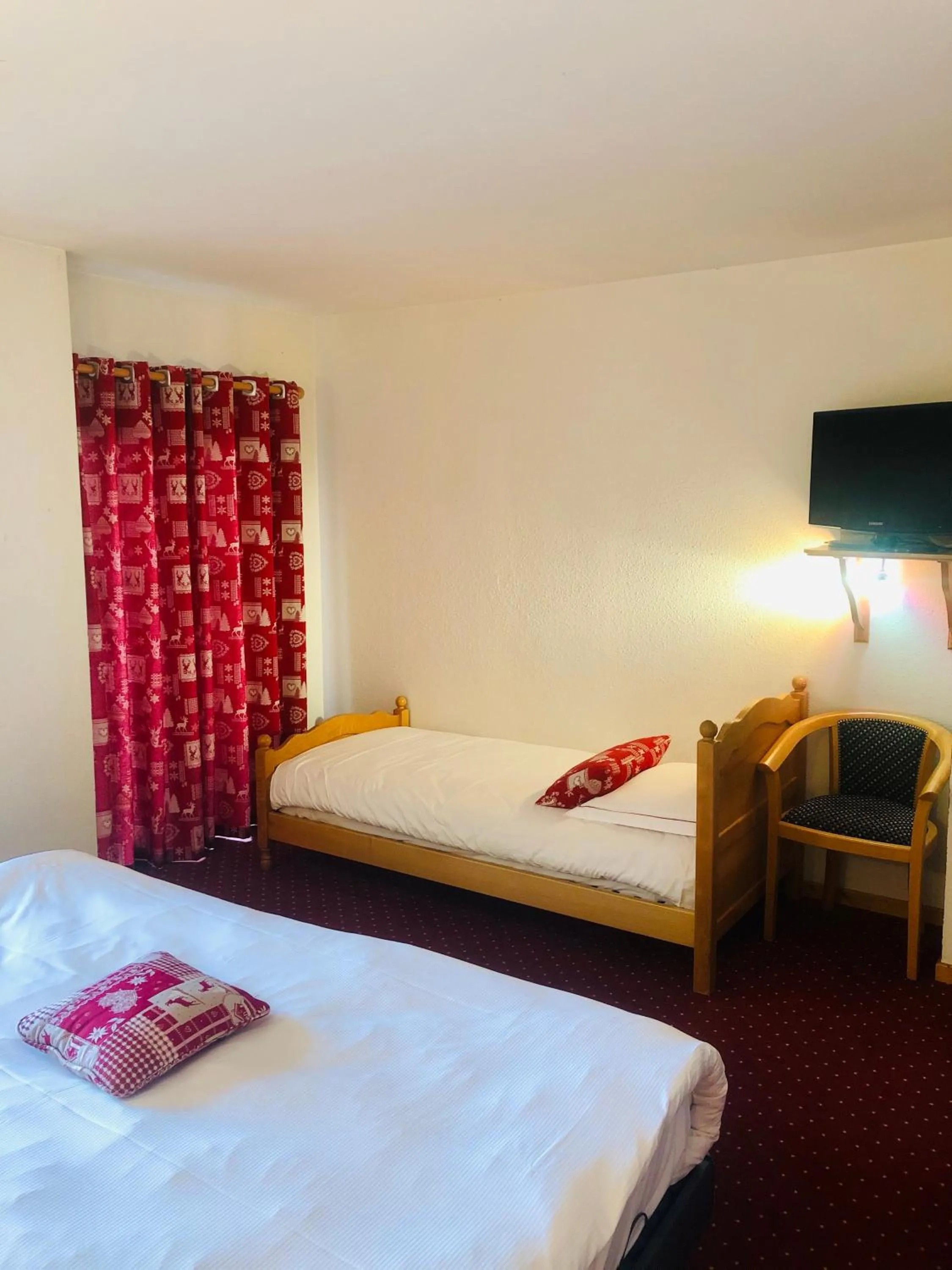 Communal lounge/ TV room, Bed in L'Auberge au Bord du Lac