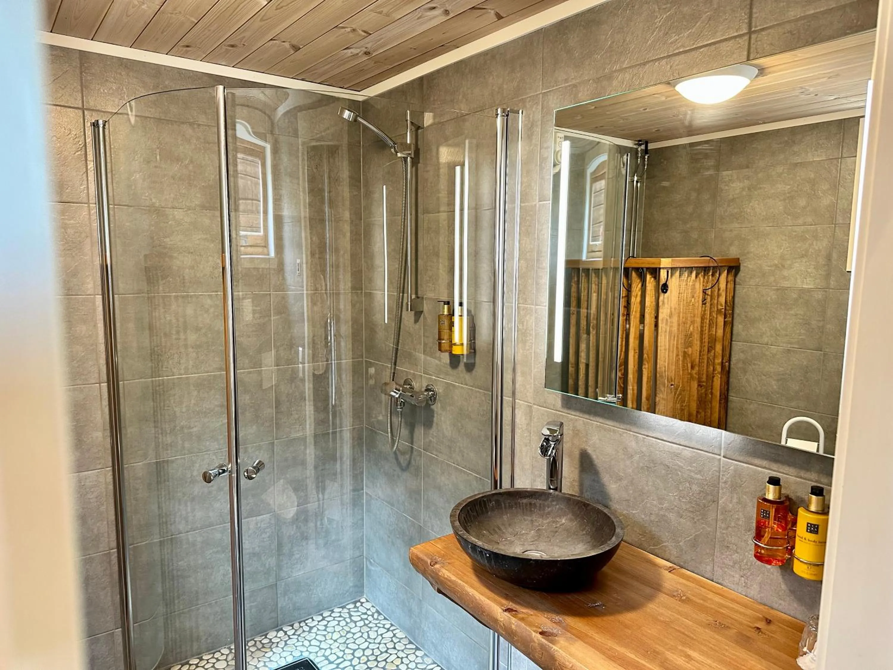 Shower in Bjørnfjell Mountain Lodge