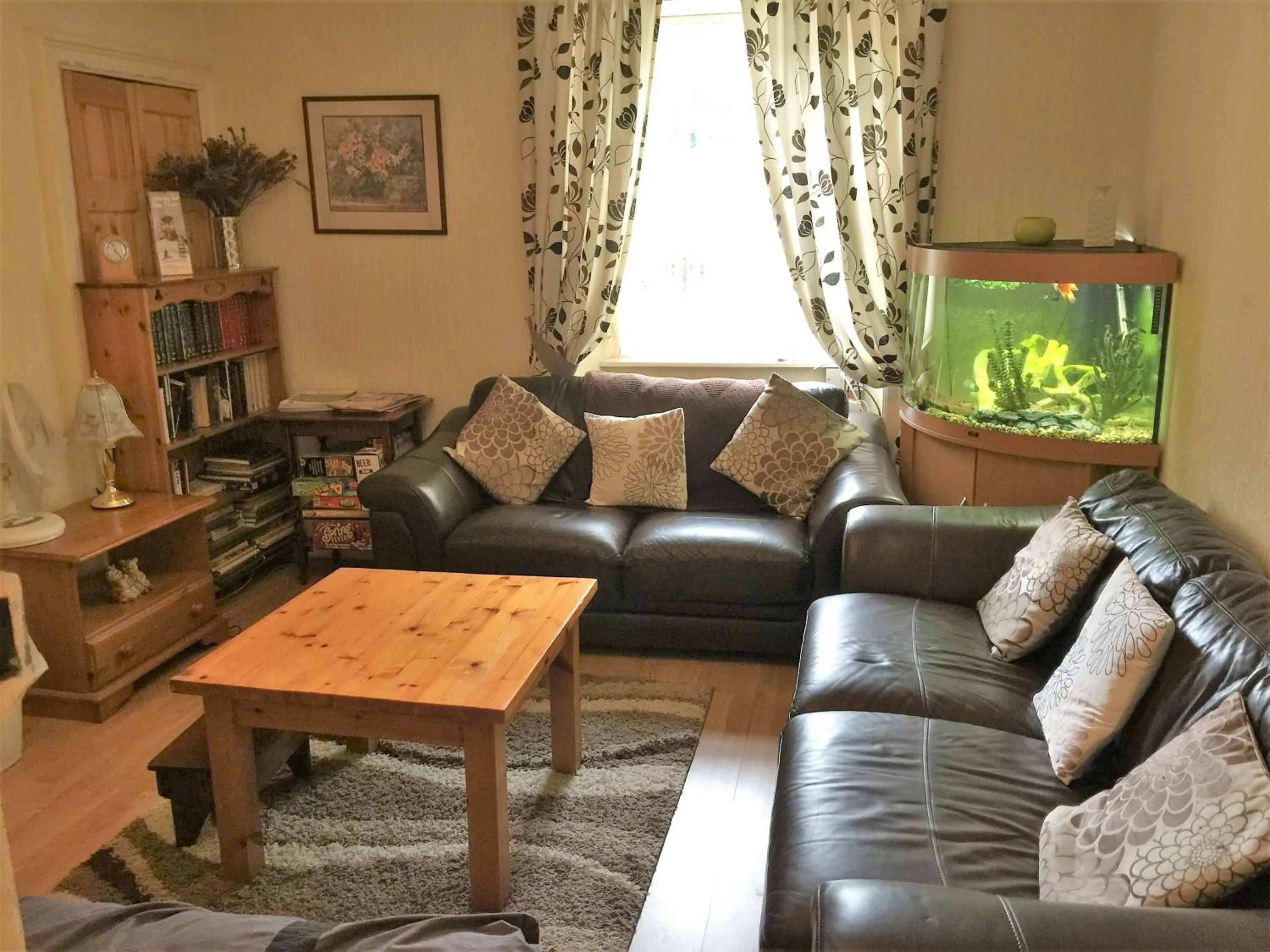 Communal lounge/ TV room in Belgrave Arms Hotel