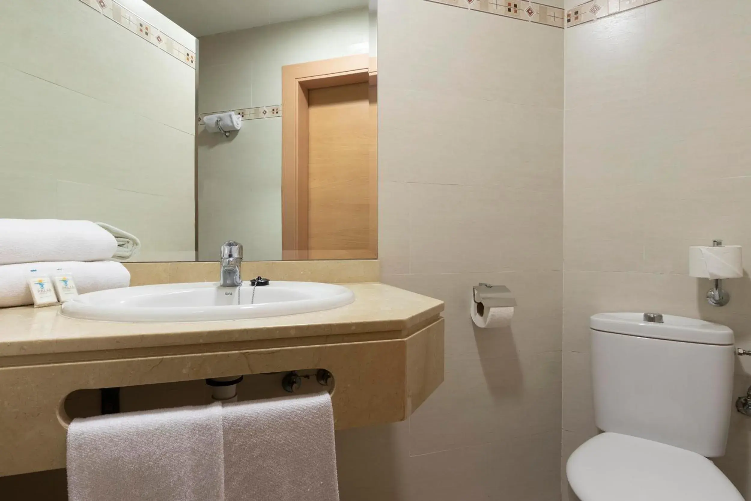 Bathroom in Hotel Palia La Roca Bathroom in Hotel Palia La Roca