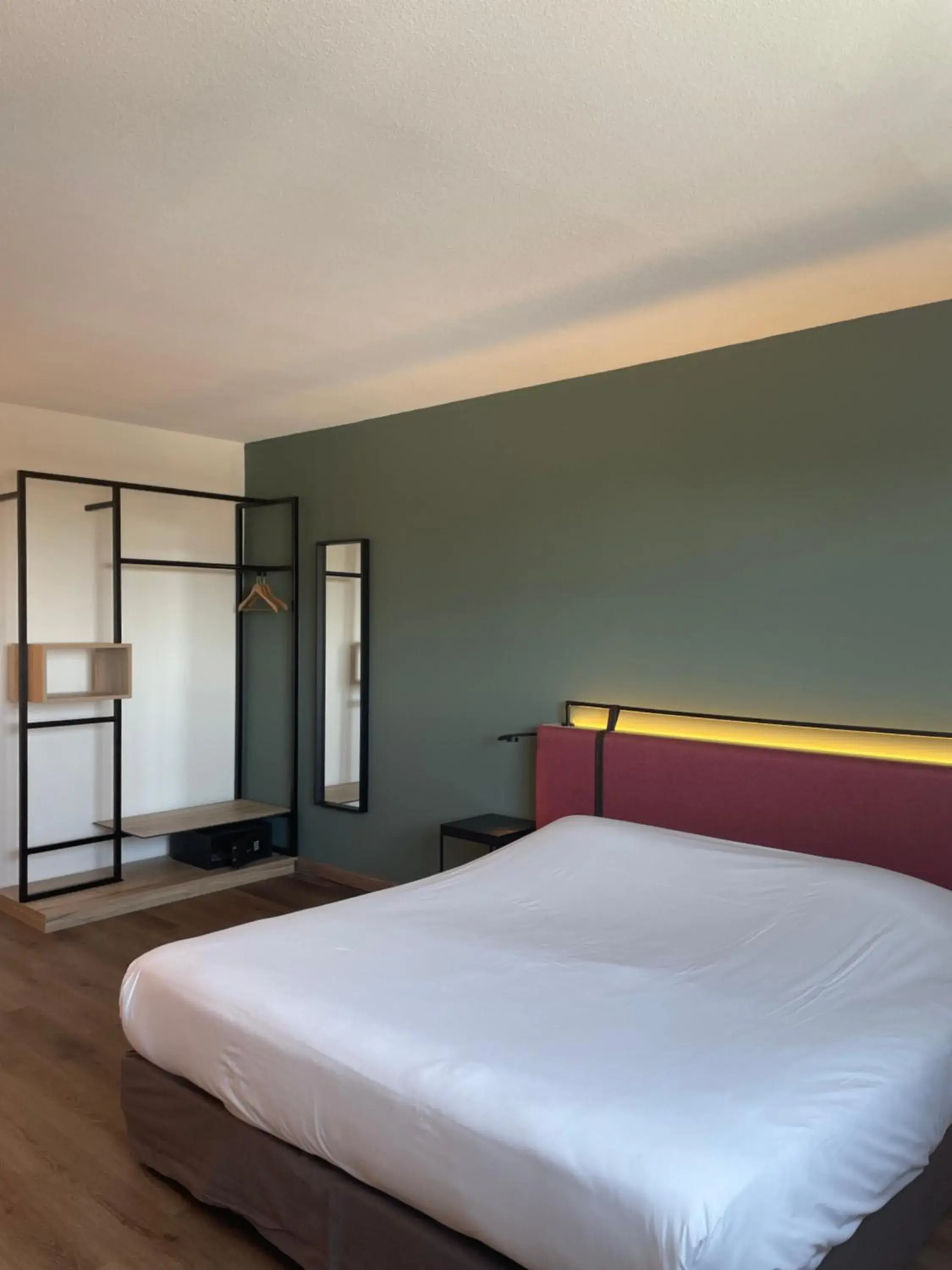 Superior Room - 1 Double Bed, 1 Sofa Bed in Campanile Montpellier Ouest - Croix D'Argent Superior Room - 1 Double Bed, 1 Sofa Bed in Campanile Montpellier Ouest - Croix D'Argent