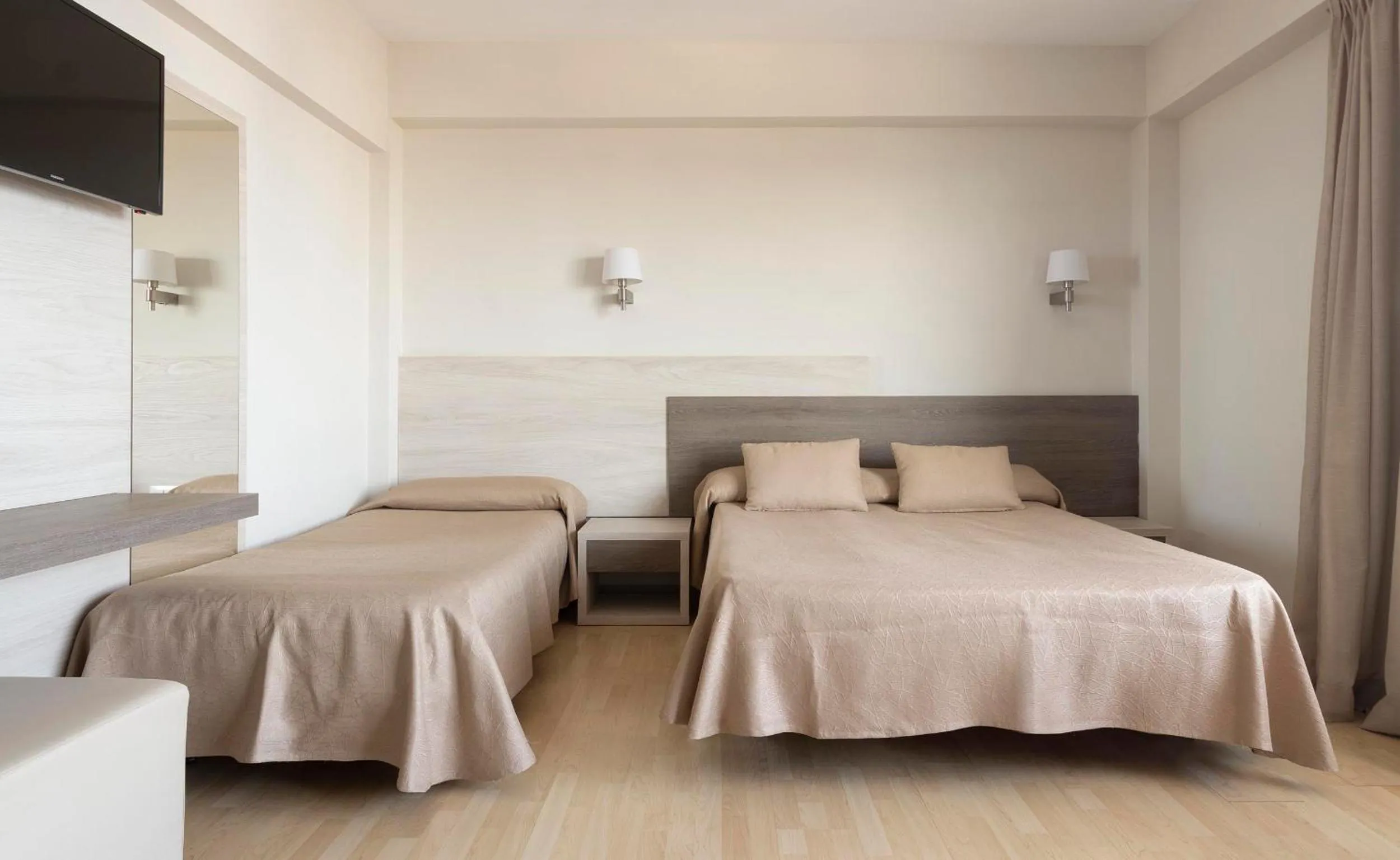 Photo of the whole room, Bed in Hotel Palia Maria Eugenia