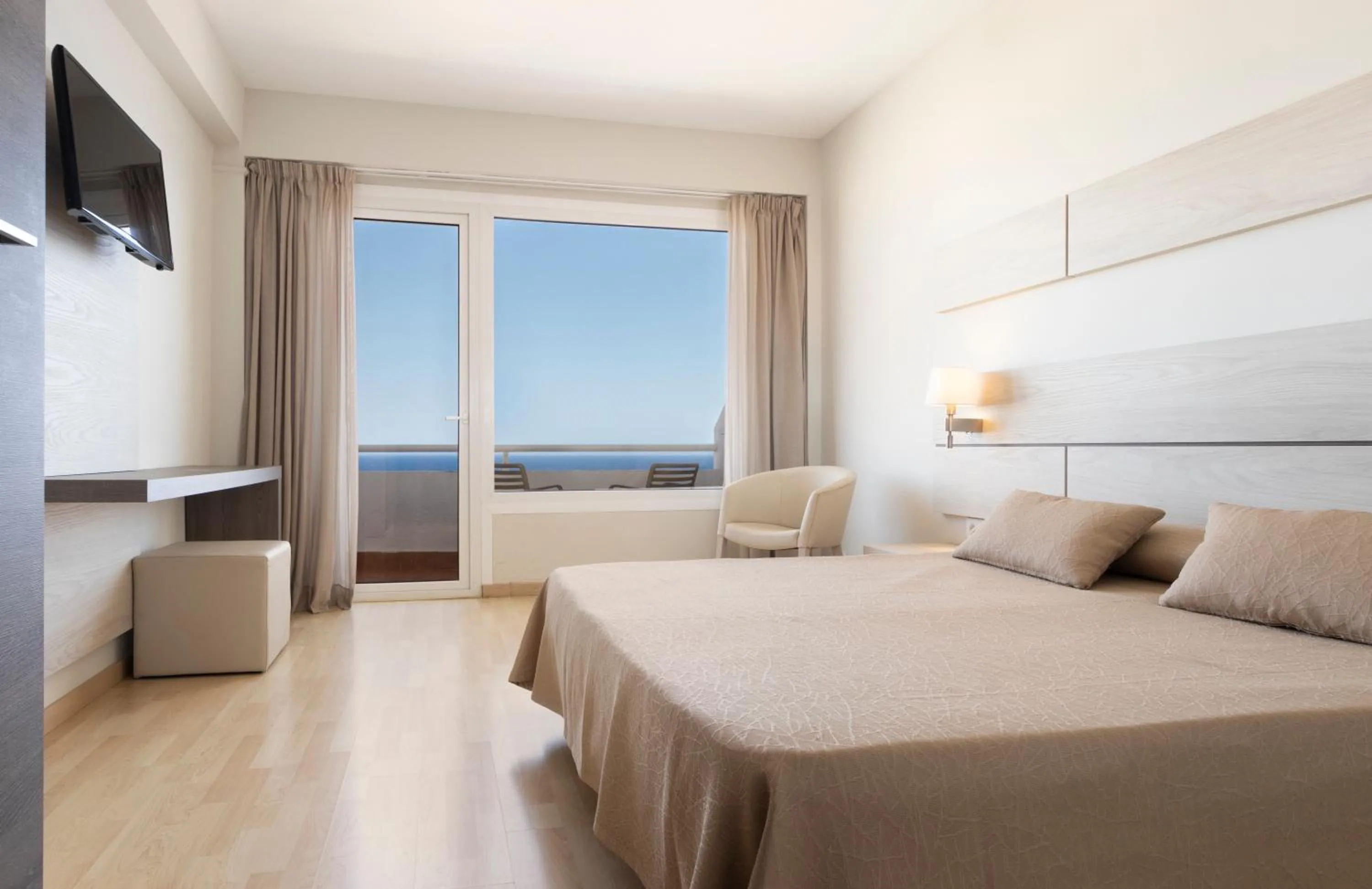 Photo of the whole room, Bed in Hotel Palia Maria Eugenia