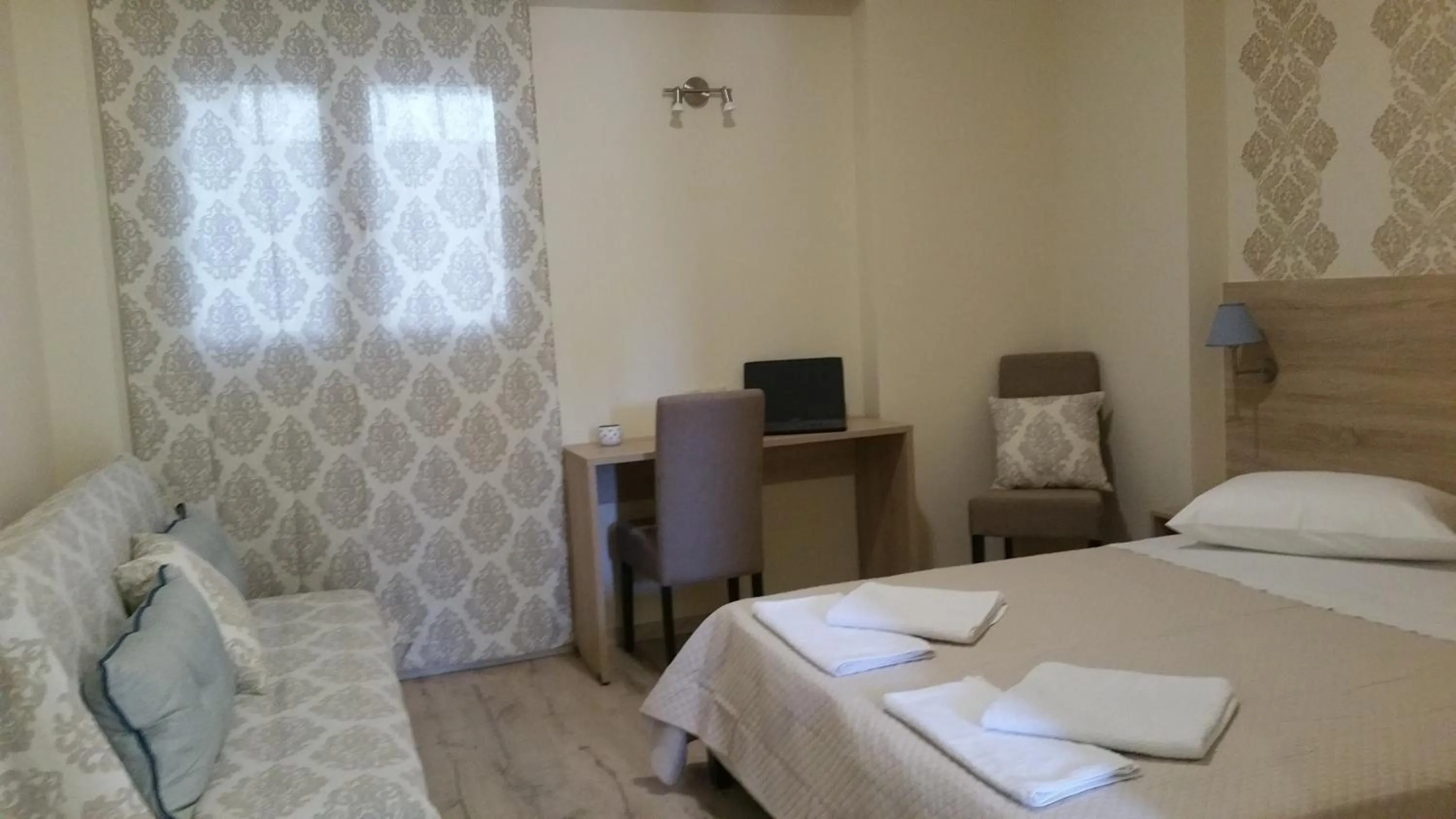 Triple Room in Dreamy Airport's Apartment
