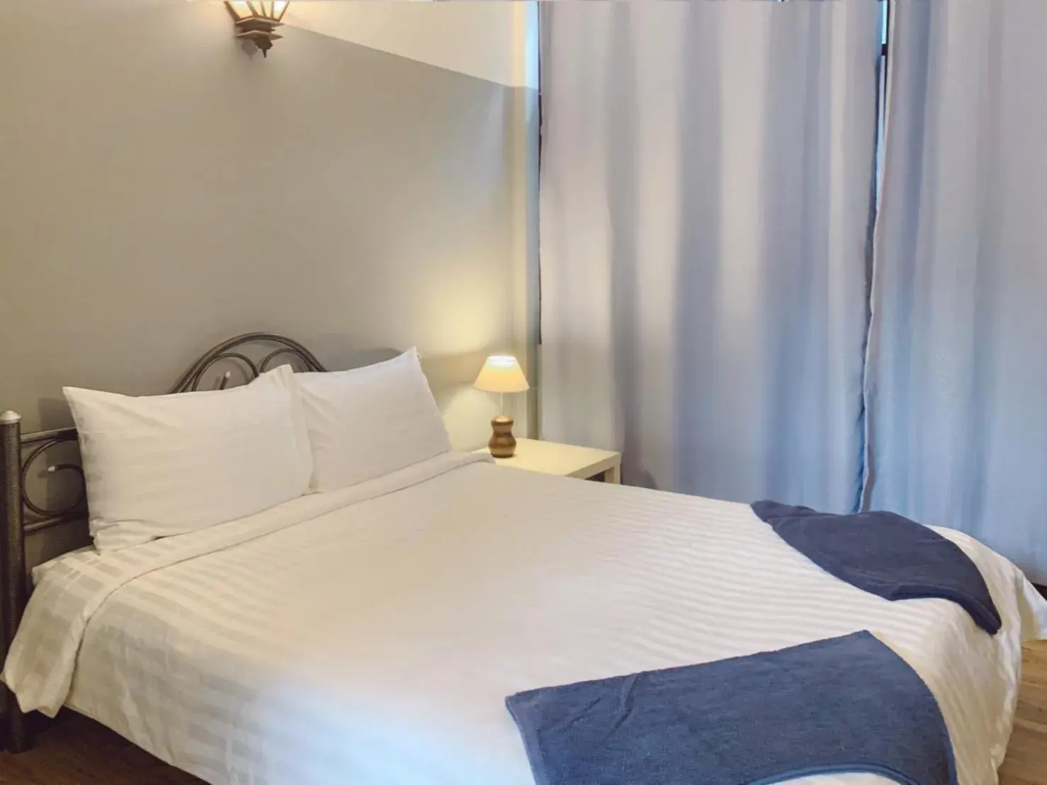 Budget Double Room - Shared Bathroom in Pillow & Bread Hostel Budget Double Room - Shared Bathroom in Pillow & Bread Hostel