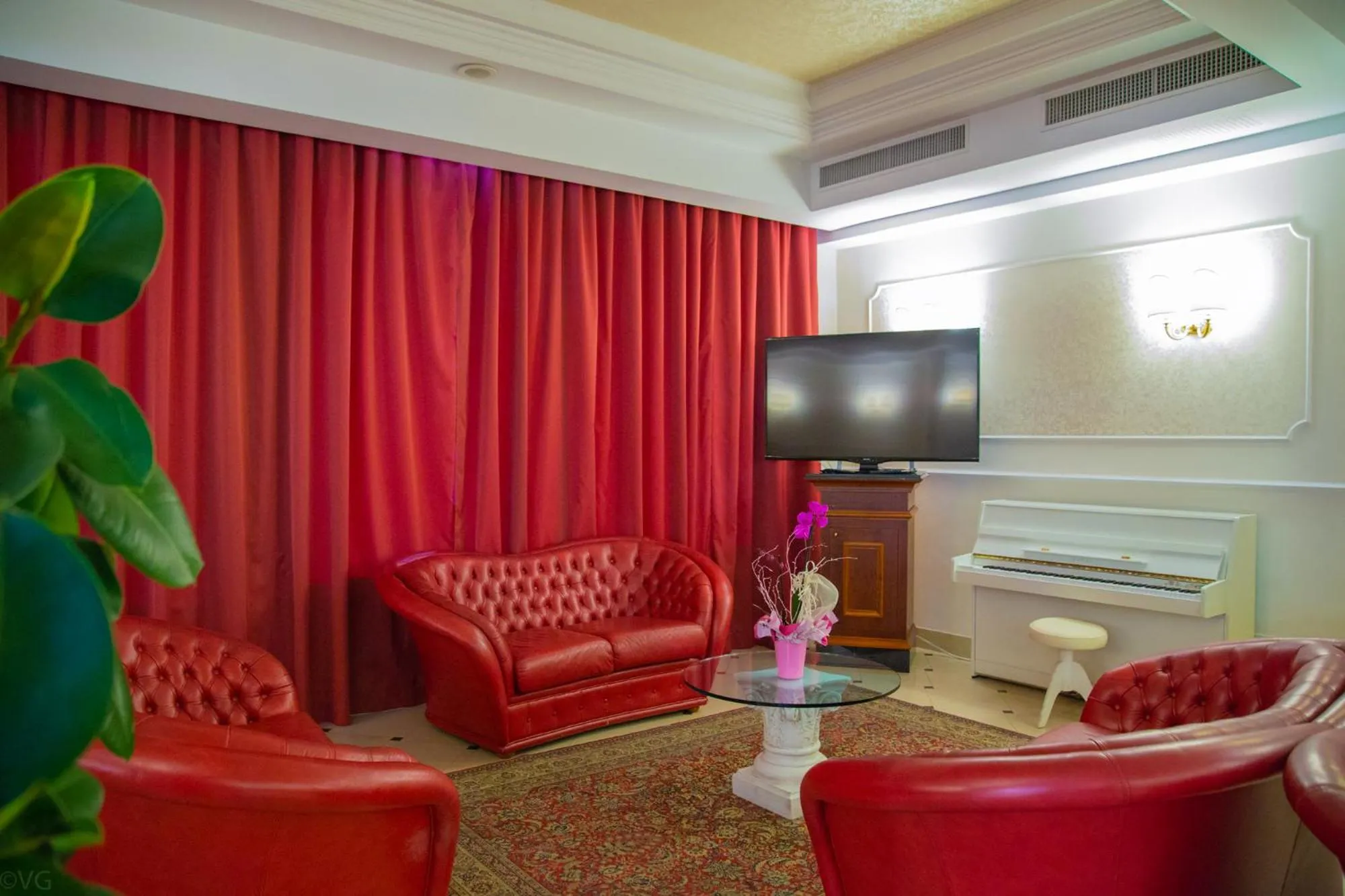 Communal lounge/ TV room in Hotel Executive La Fiorita