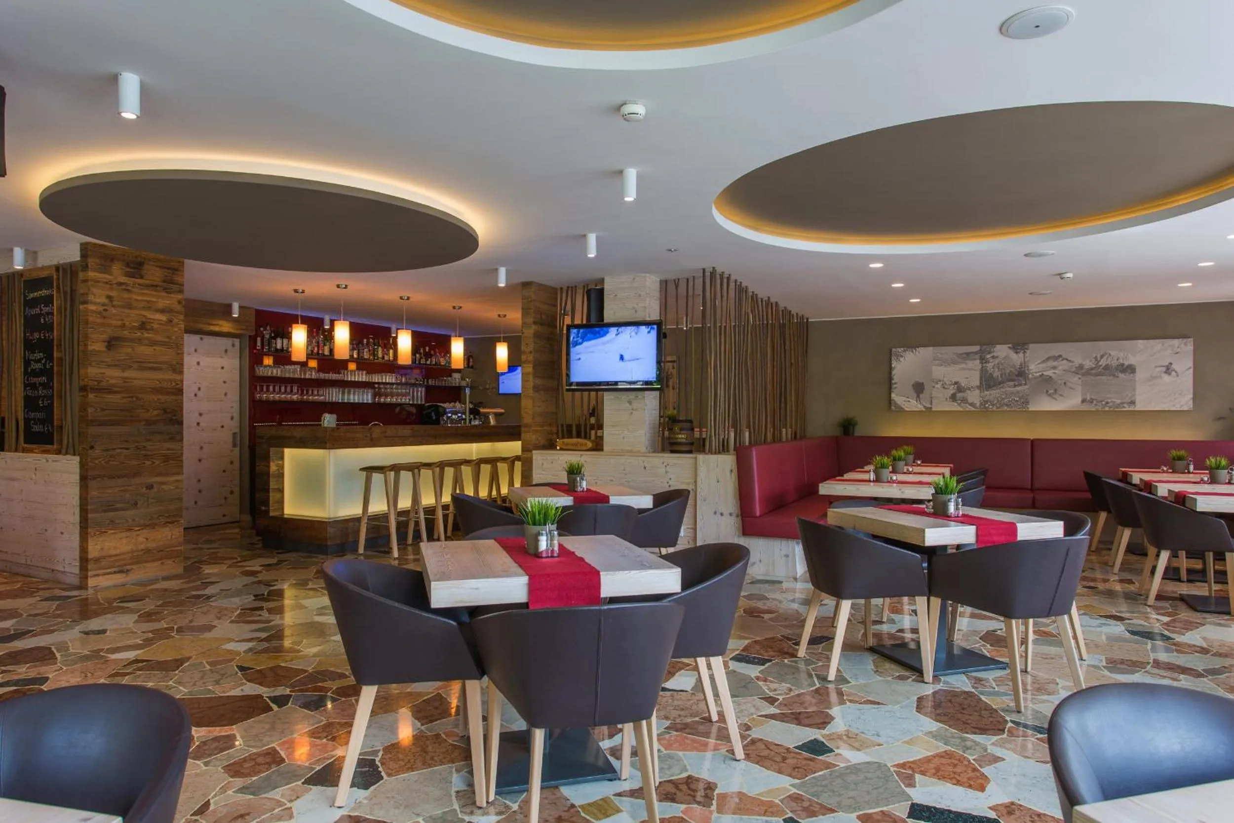 Lounge or bar in Aparthotel Tyrol