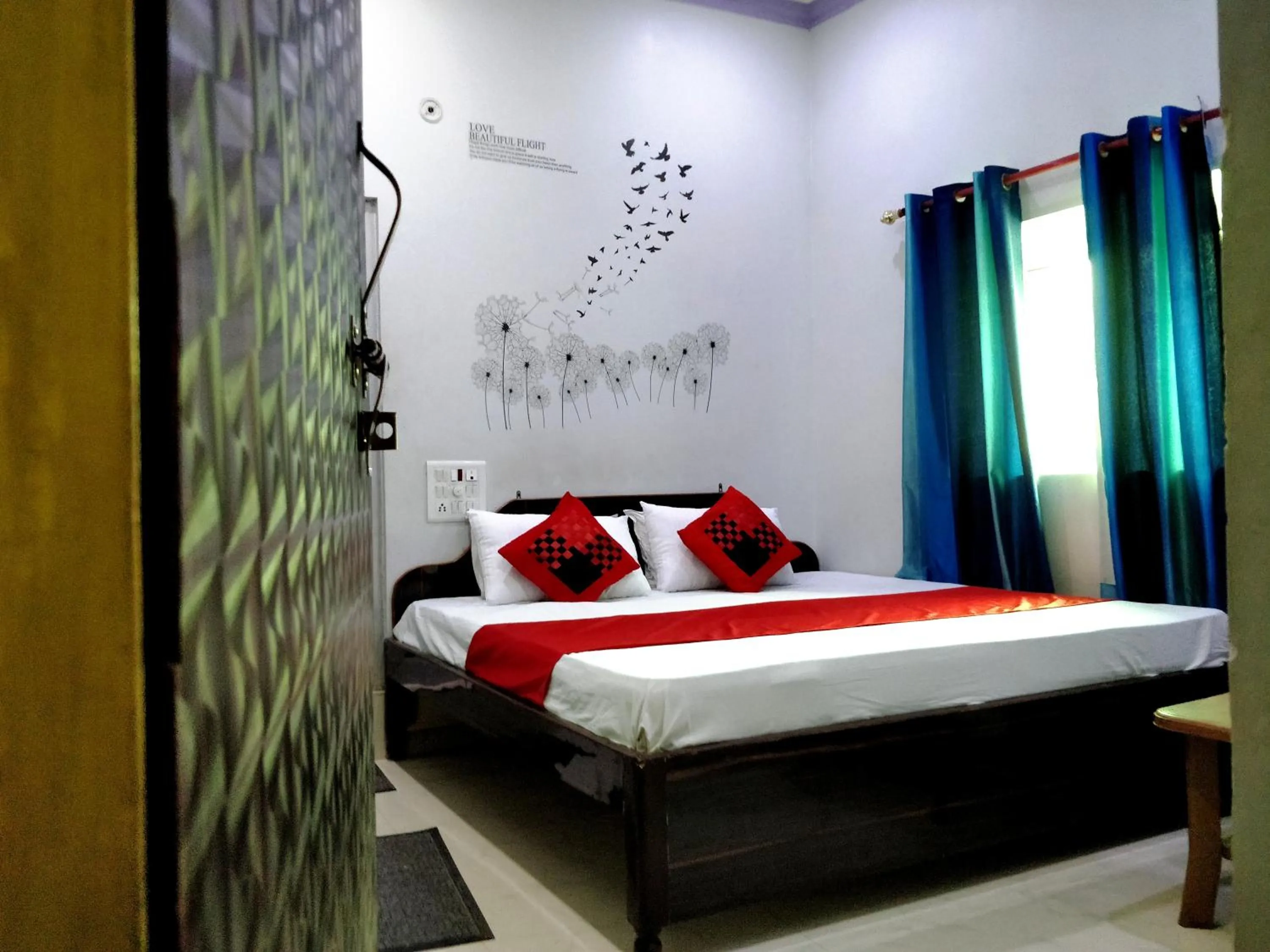 Photo of the whole room, Bed in City Hotel