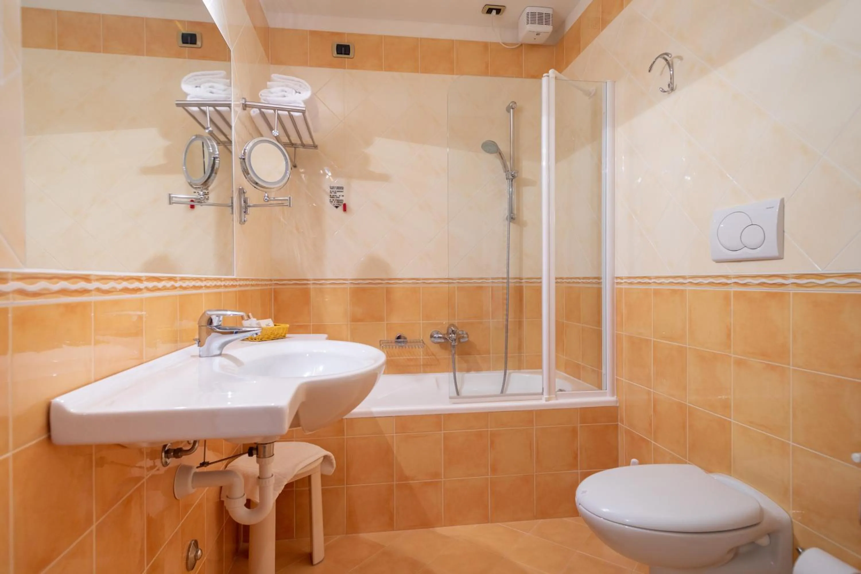 Hotel Capri Bardolino 3S