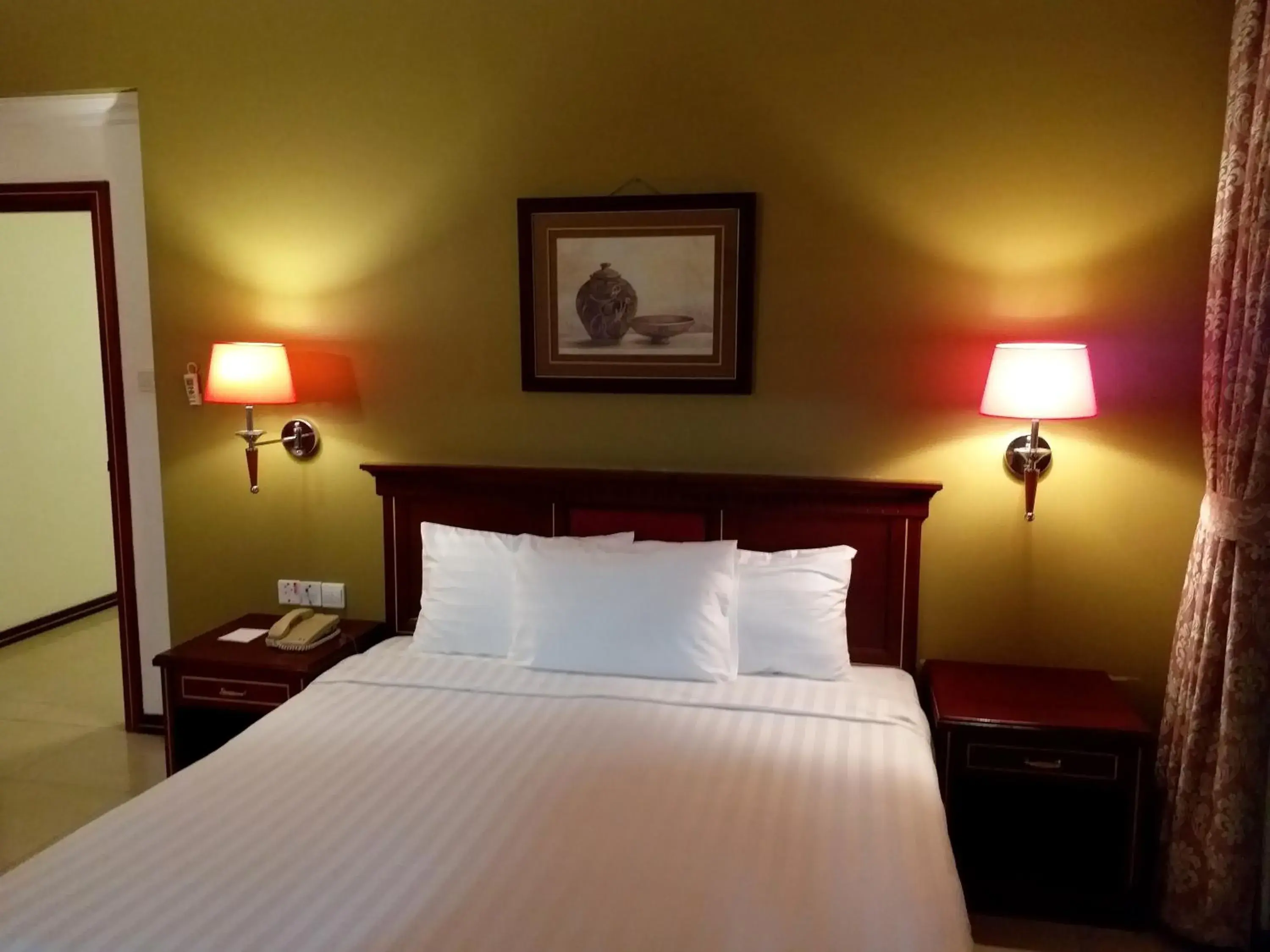 Bed in Taj Plaza Hotel