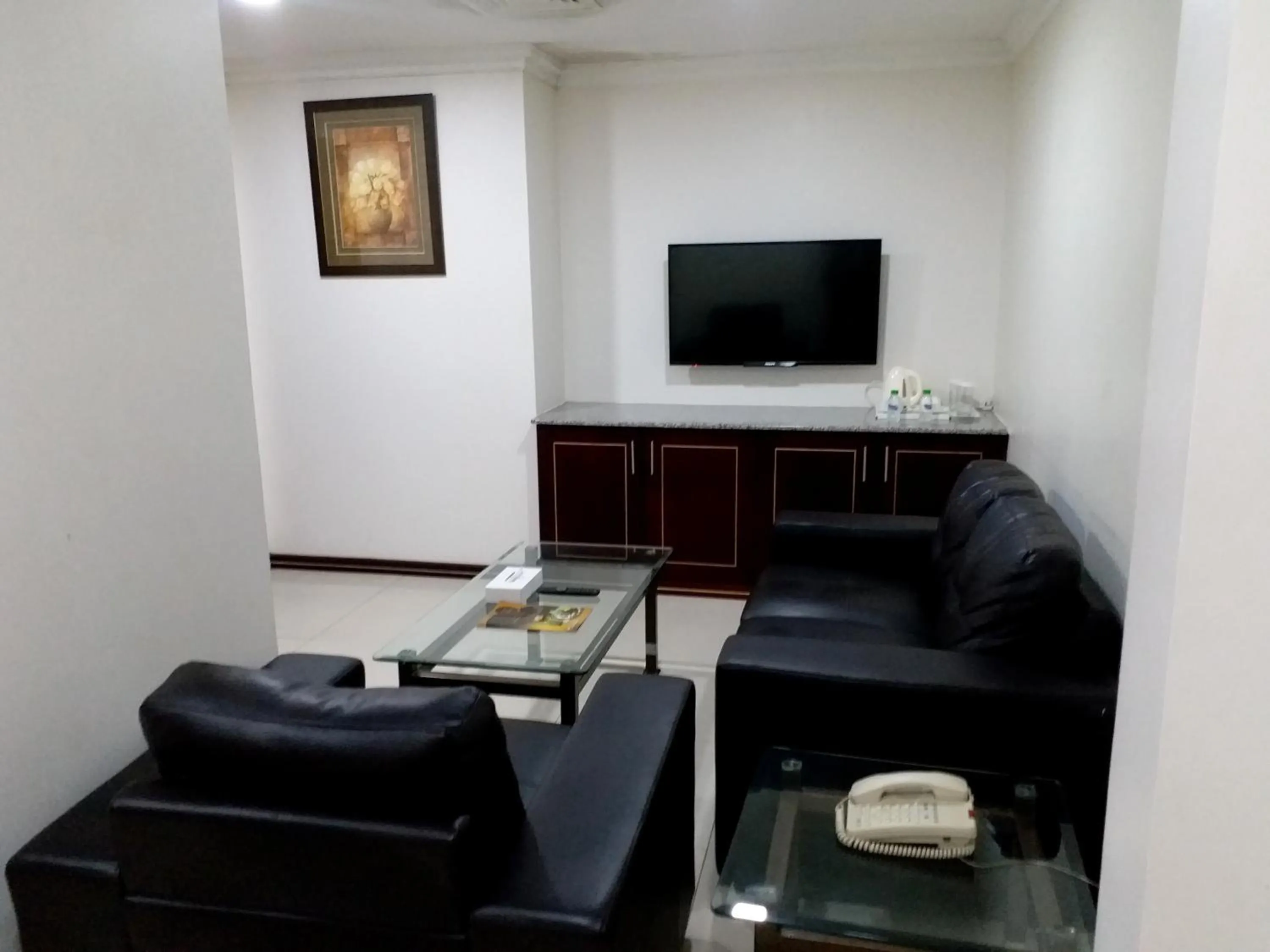 Living room in Taj Plaza Hotel