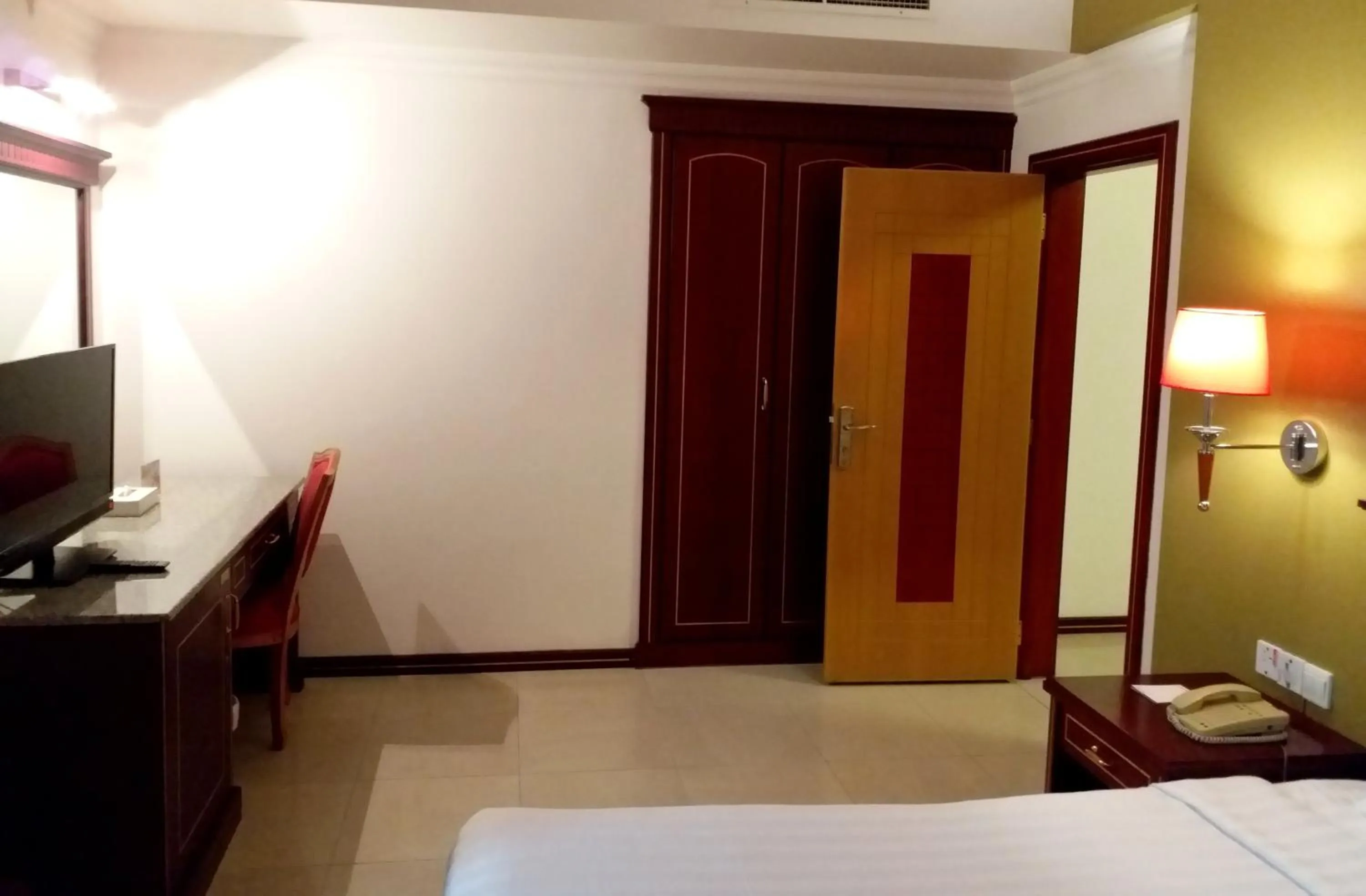 Photo of the whole room in Taj Plaza Hotel