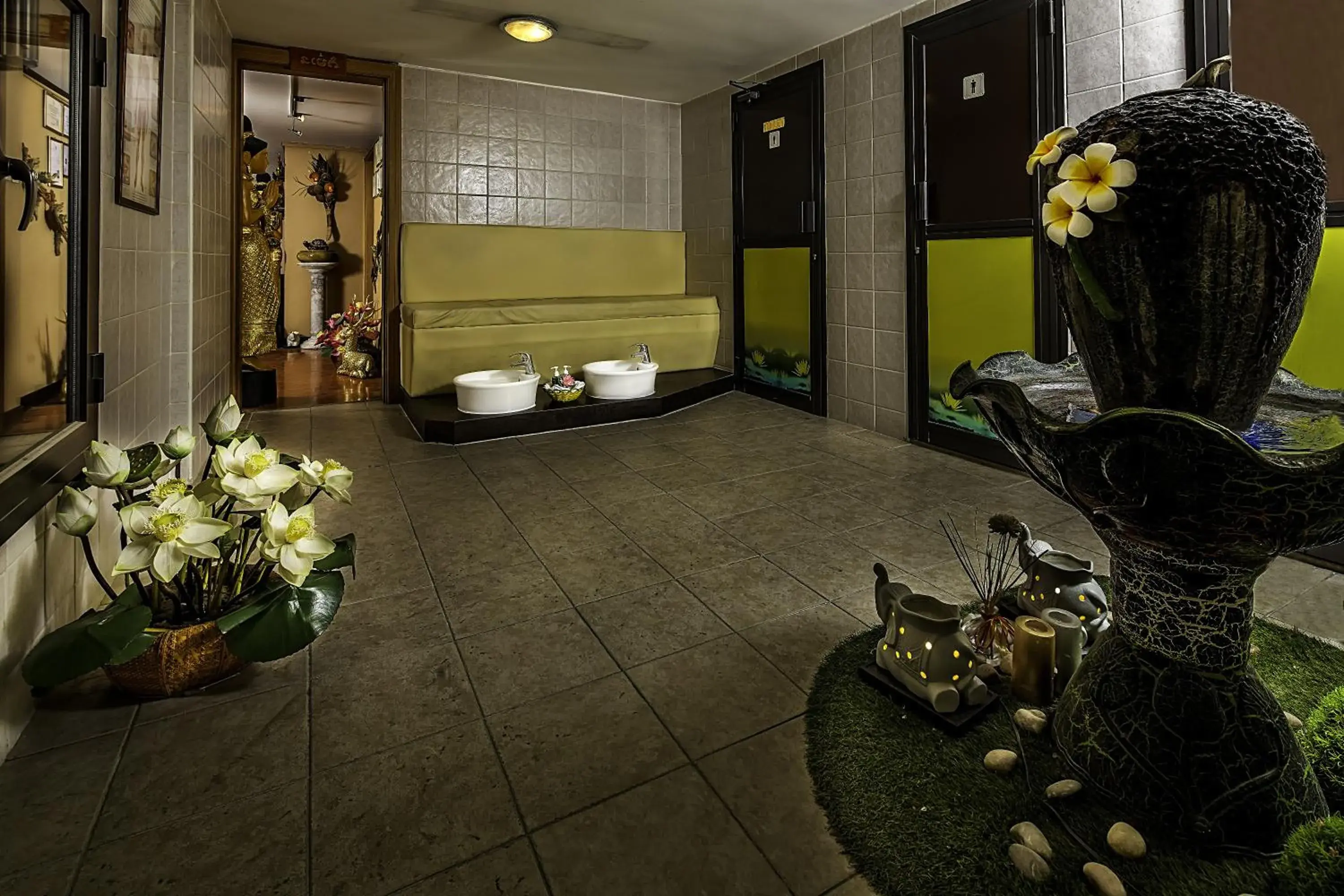 Spa and wellness centre/facilities, Bathroom in Taj Plaza Hotel