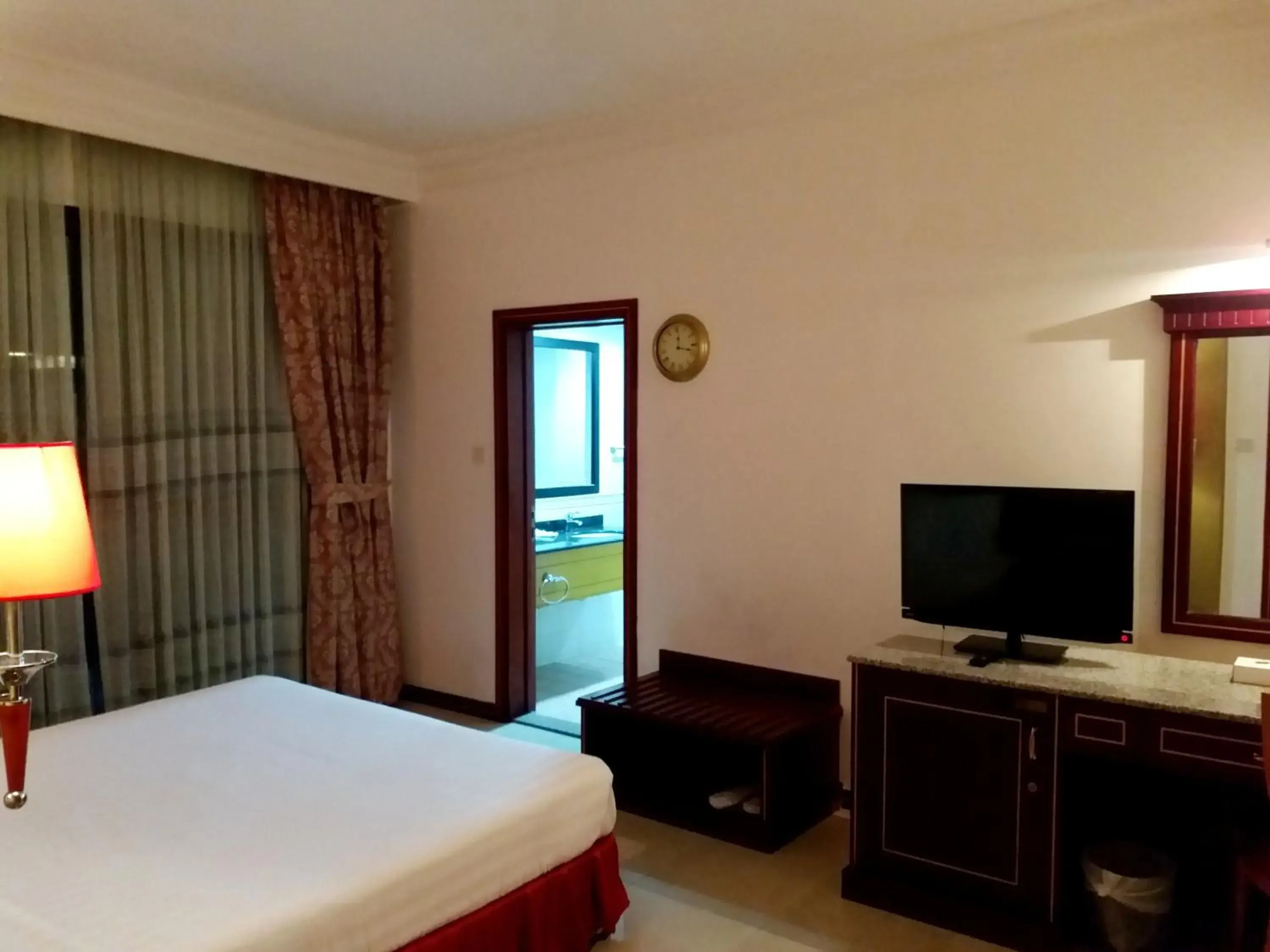 Bedroom, Bed in Taj Plaza Hotel