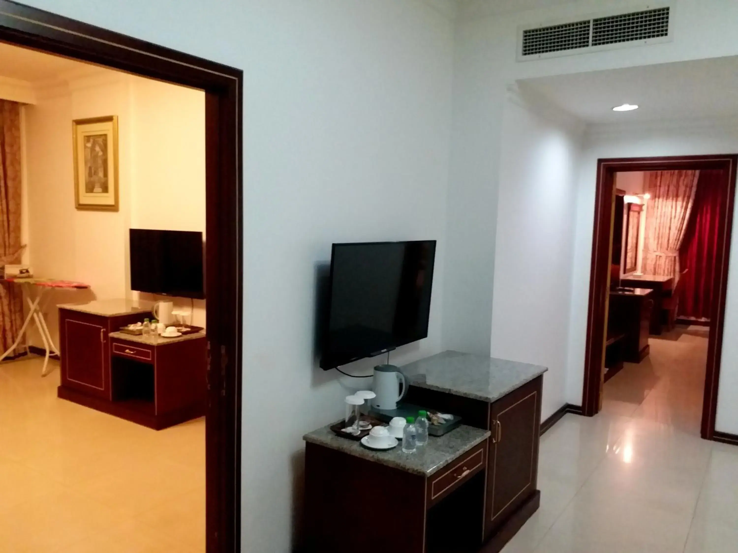 Communal lounge/ TV room, TV/Entertainment Center in Taj Plaza Hotel