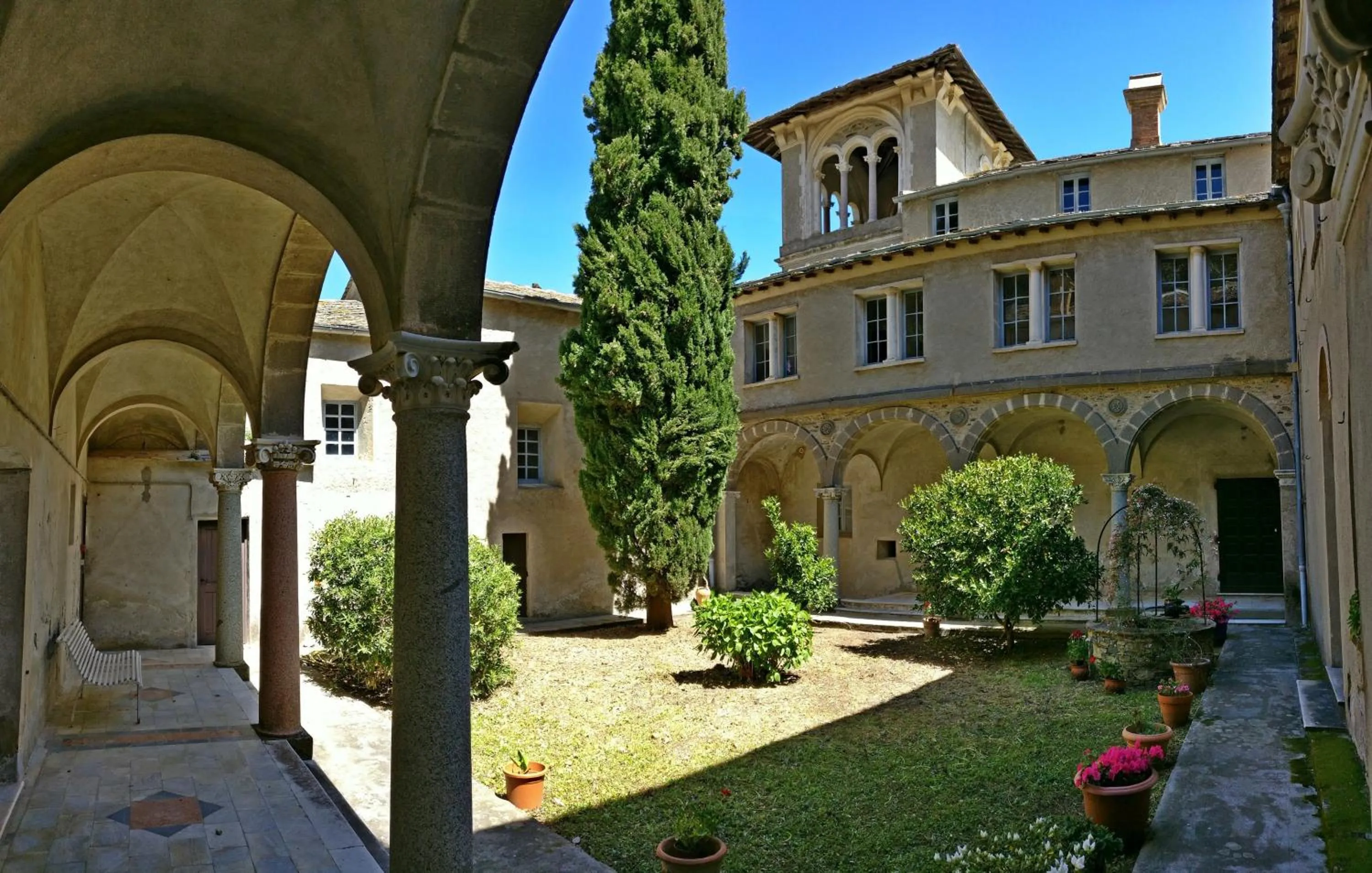 Patio in CHÂTEAU CAGNINACCI B&B