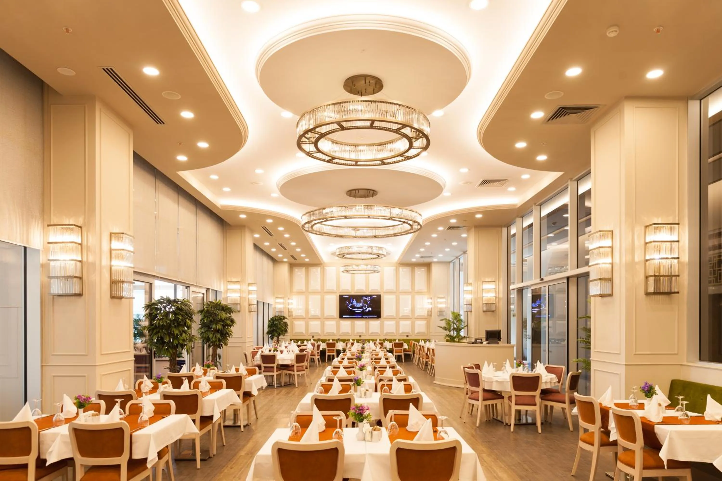 Restaurant/places to eat in Hm Commerce Hotel