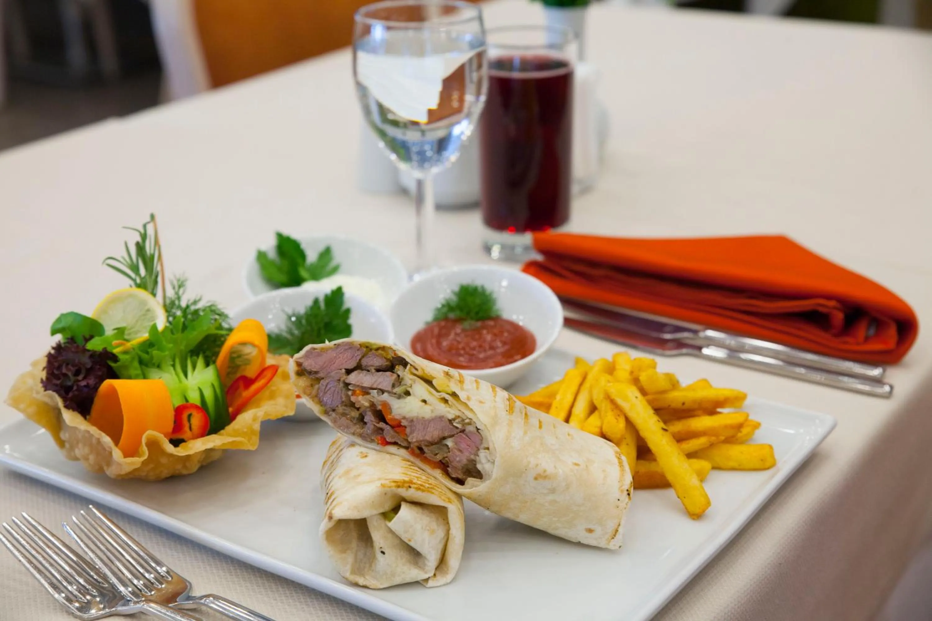 Food and drinks in Hm Commerce Hotel