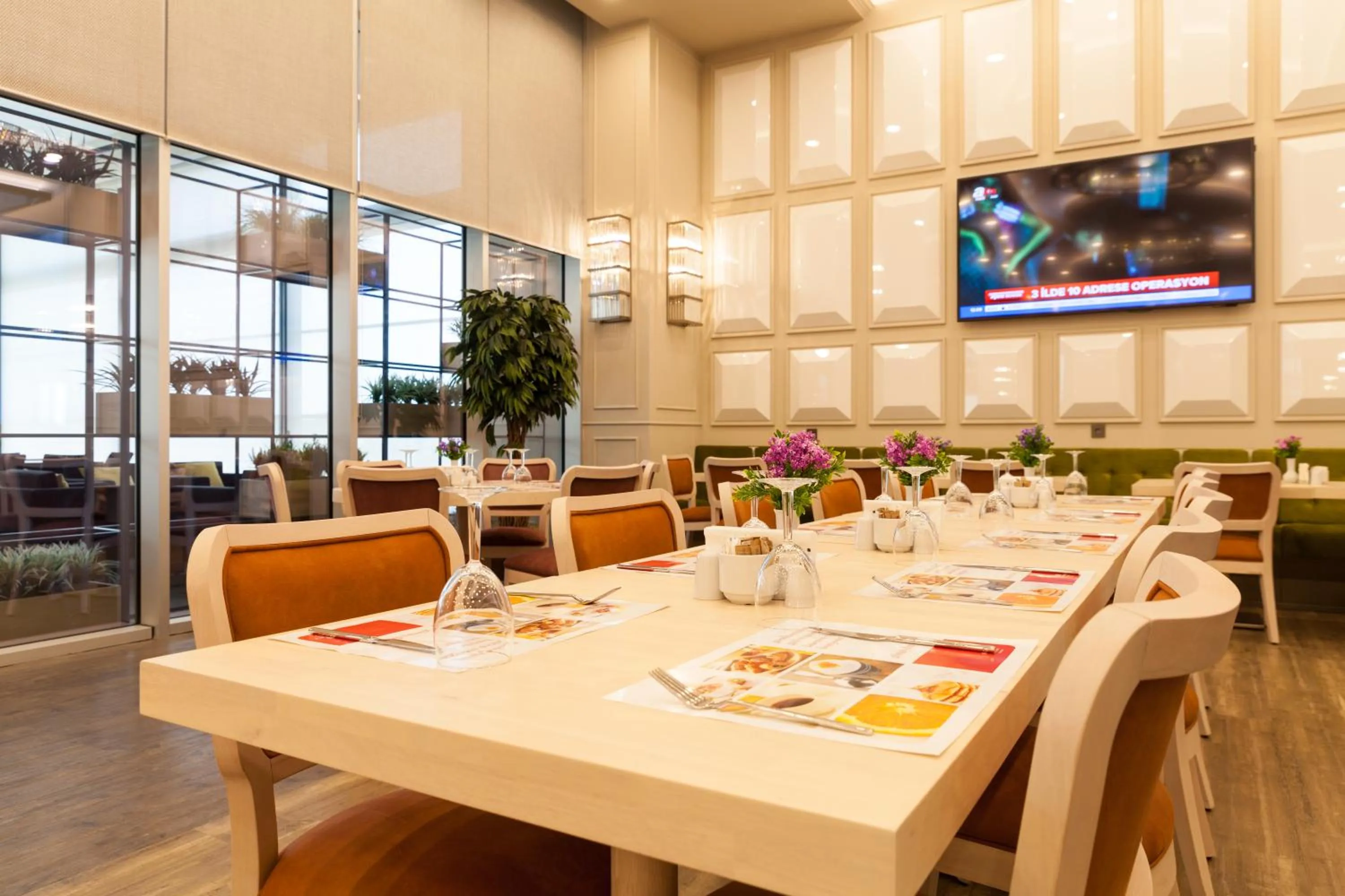 Restaurant/places to eat in Hm Commerce Hotel