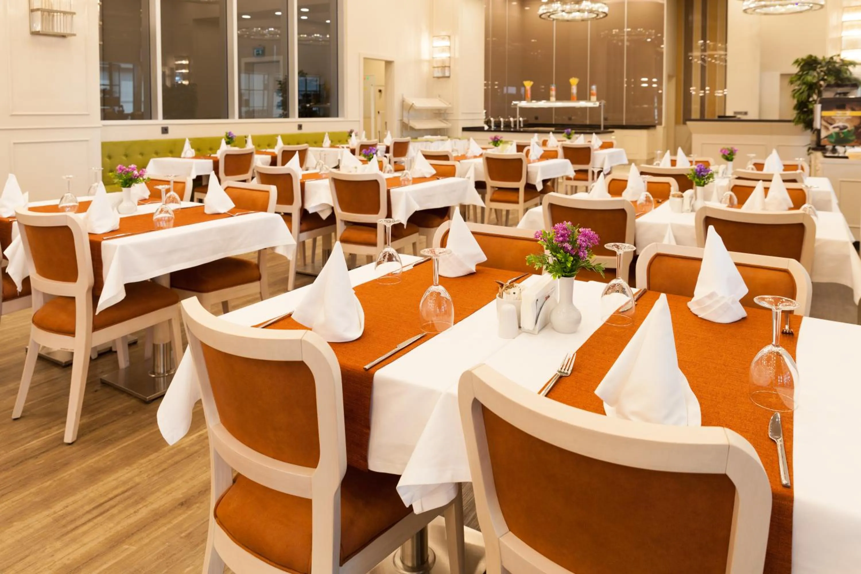 Restaurant/places to eat in Hm Commerce Hotel