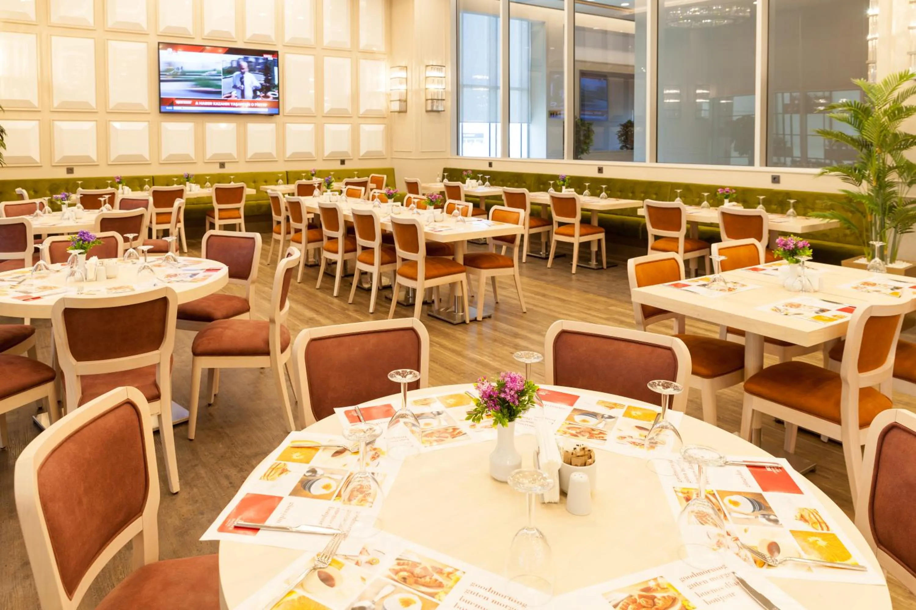 Restaurant/places to eat in Hm Commerce Hotel