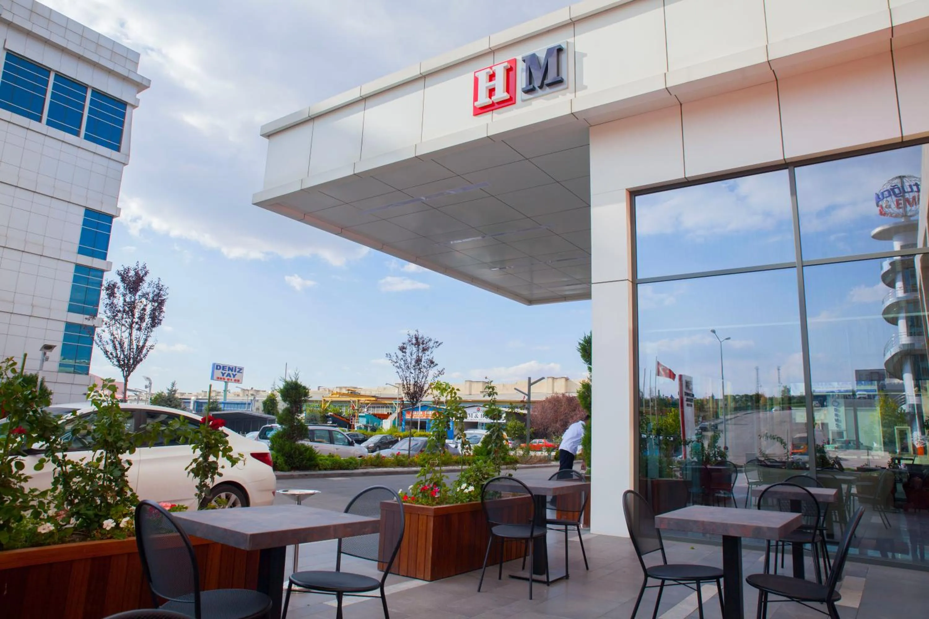 Seating area in Hm Commerce Hotel