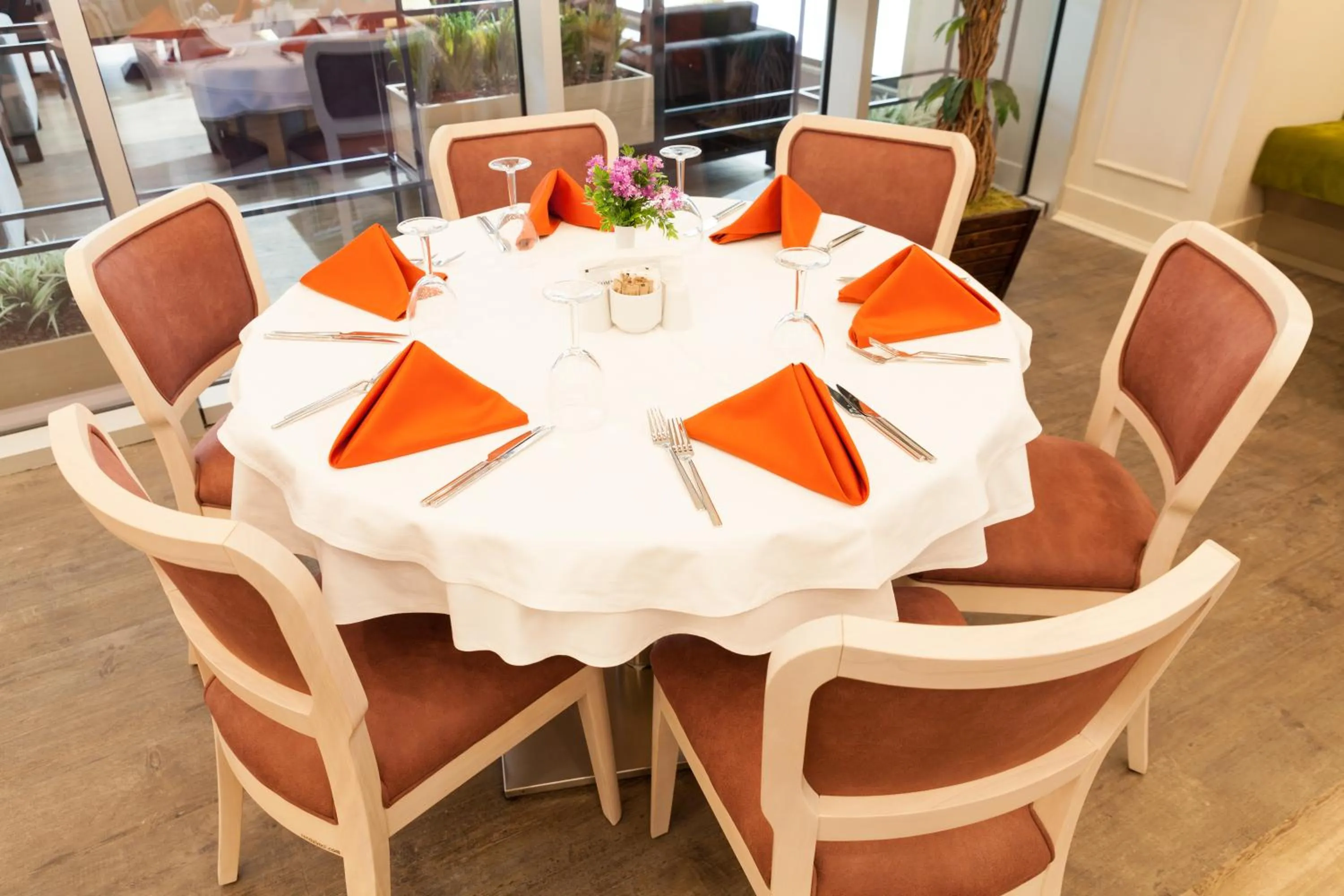 Restaurant/places to eat in Hm Commerce Hotel