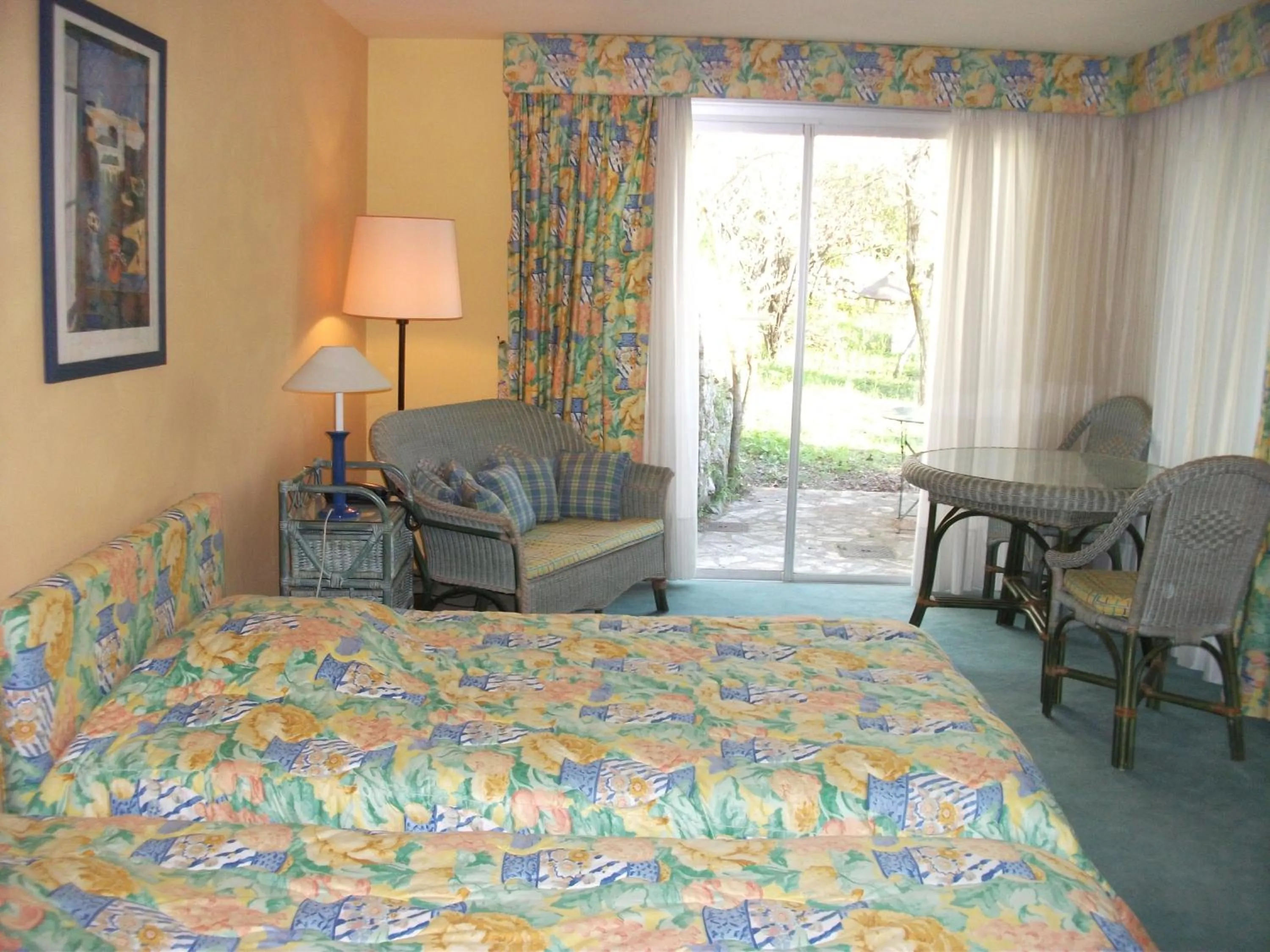 Photo of the whole room, Bed in Auberge De La Madone