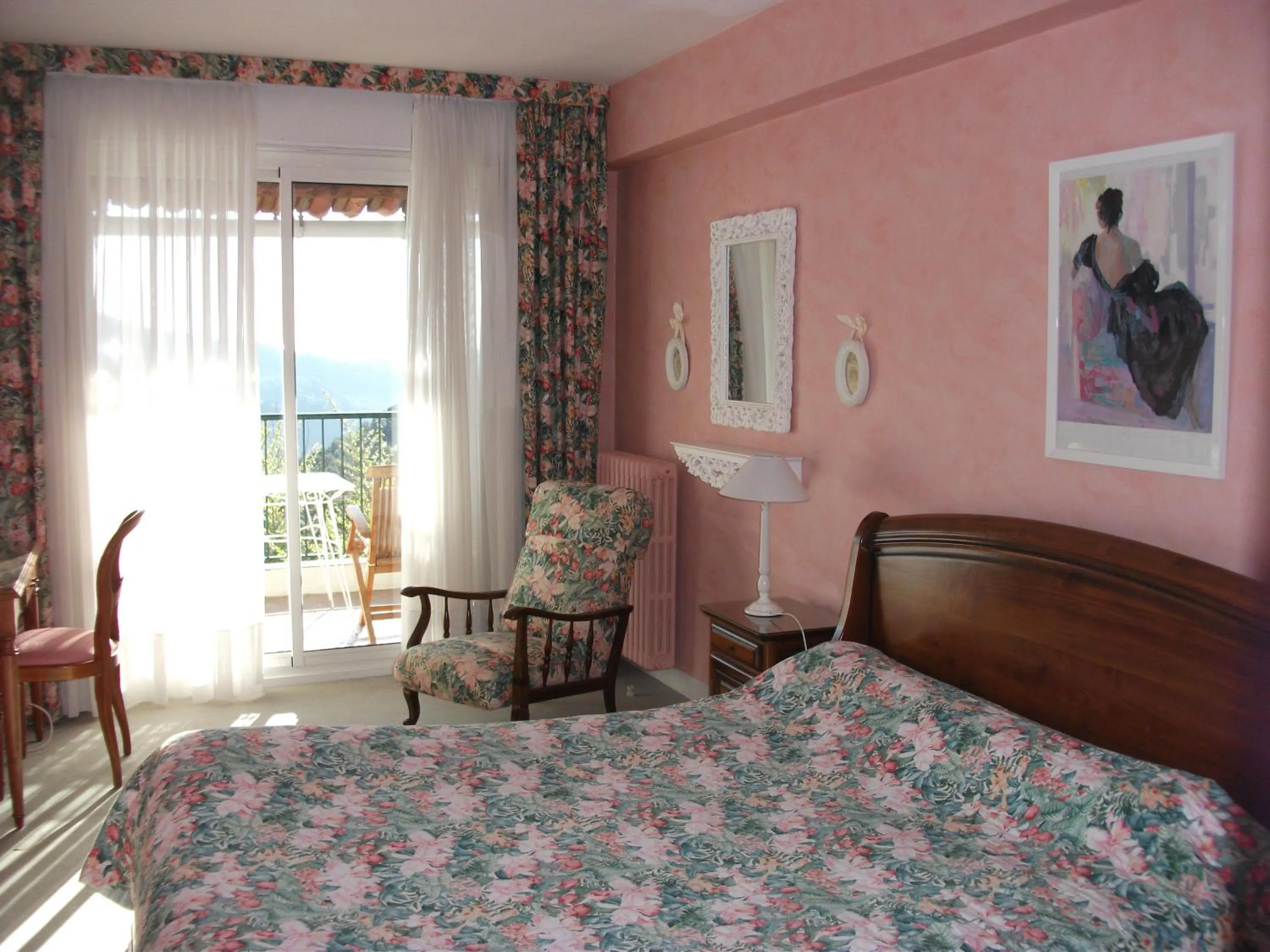Photo of the whole room, Bed in Auberge De La Madone