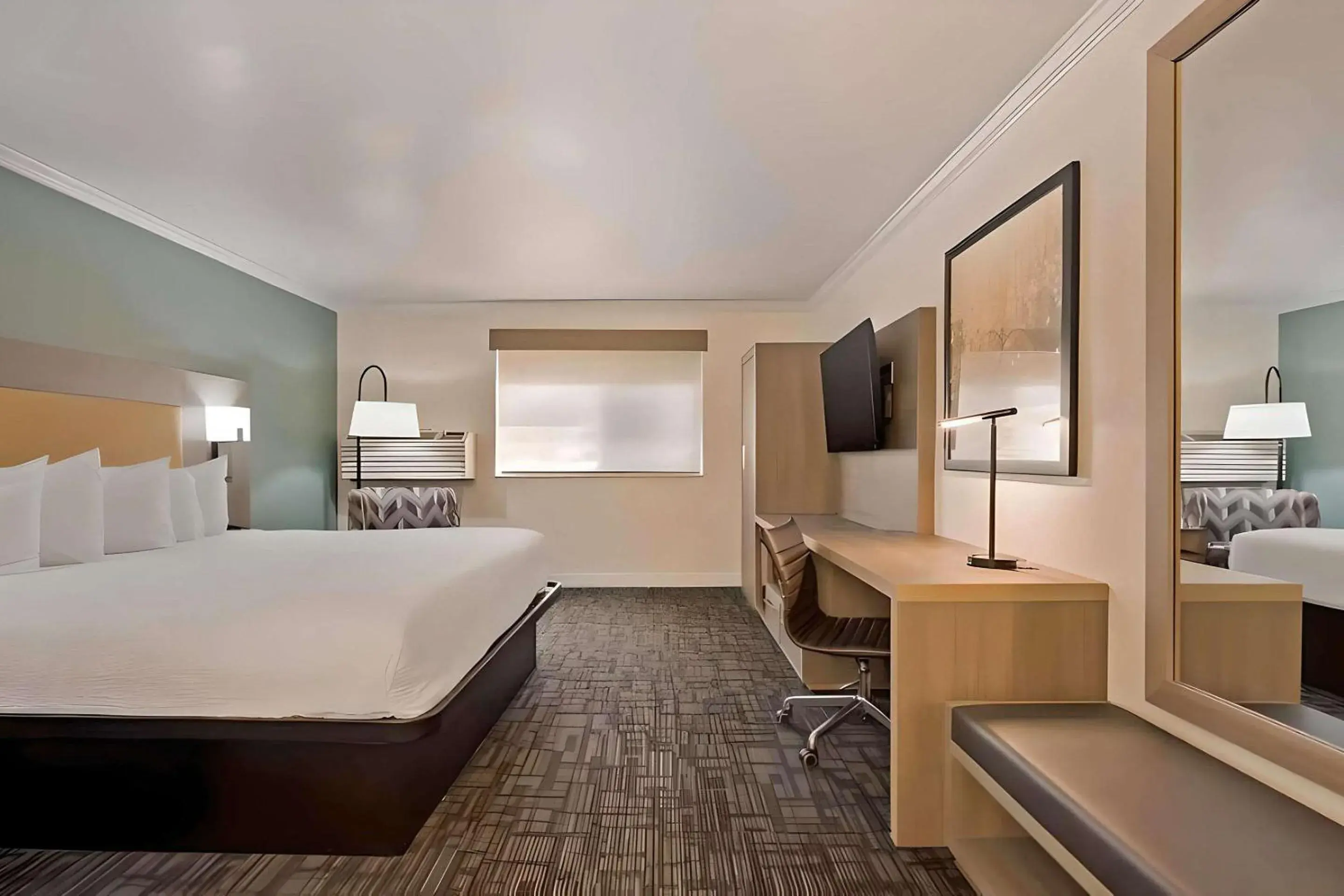 Bedroom, Bed in Comfort Inn Hayward - Union City Bedroom, Bed in Comfort Inn Hayward - Union City