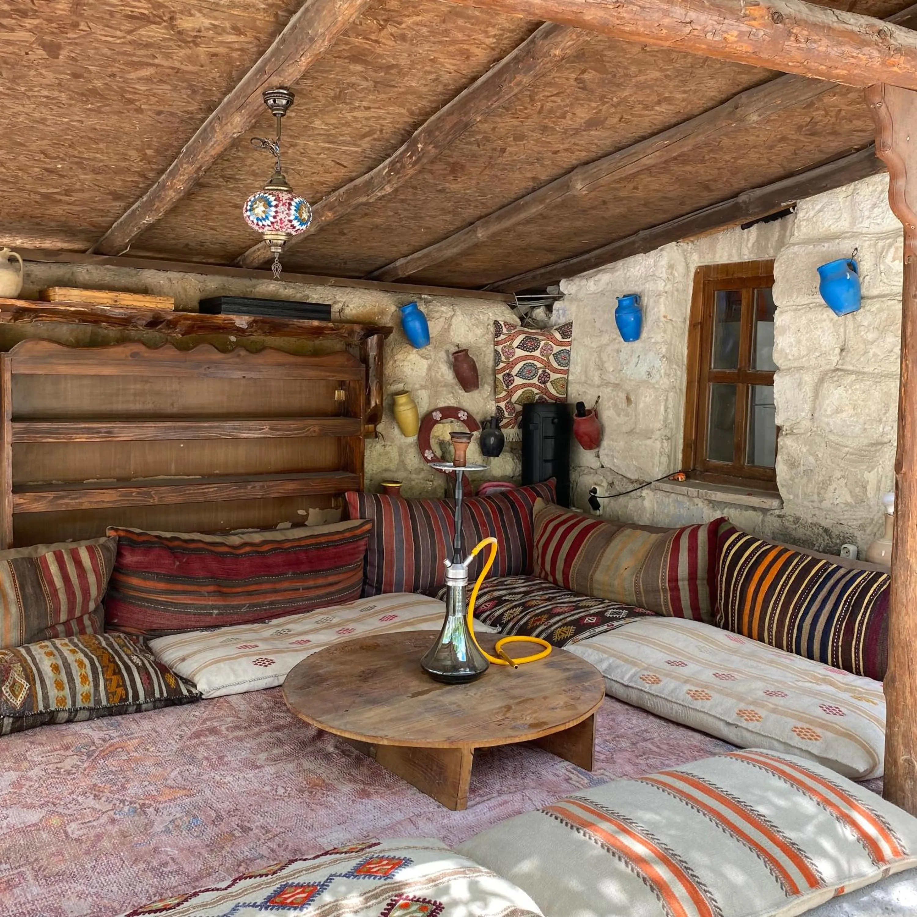 Living room in Seven Rock Cave Hotel