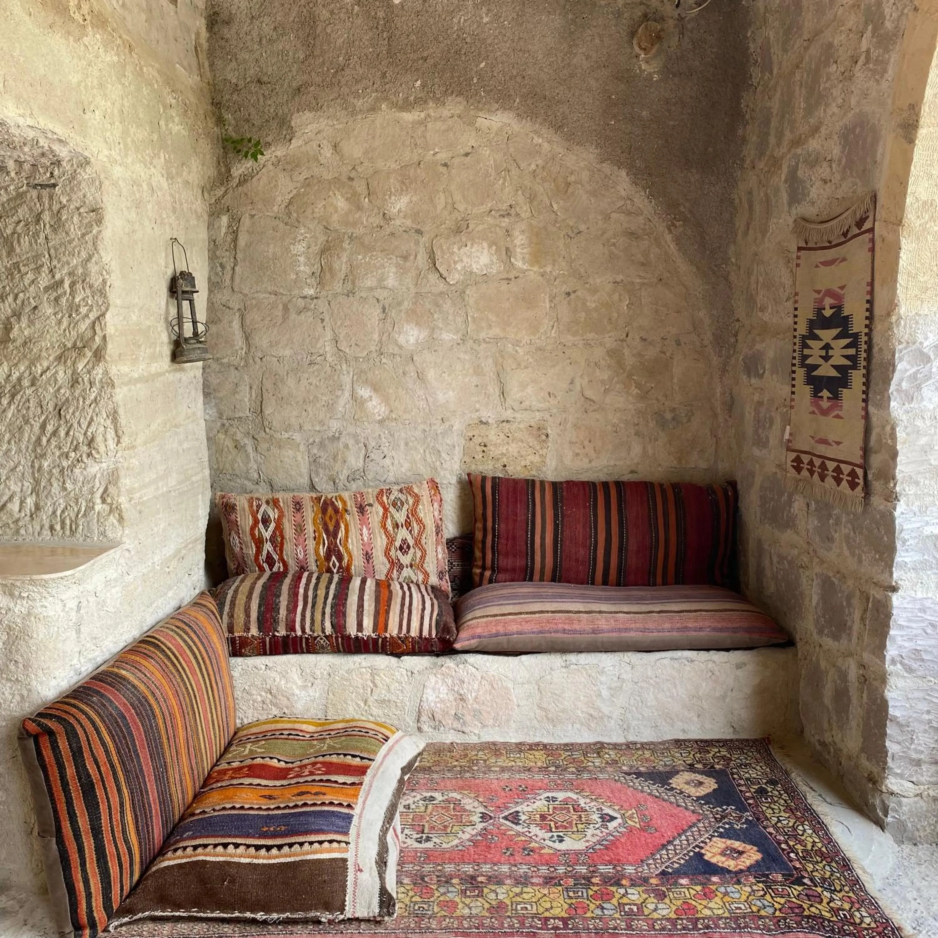 Living room in Seven Rock Cave Hotel